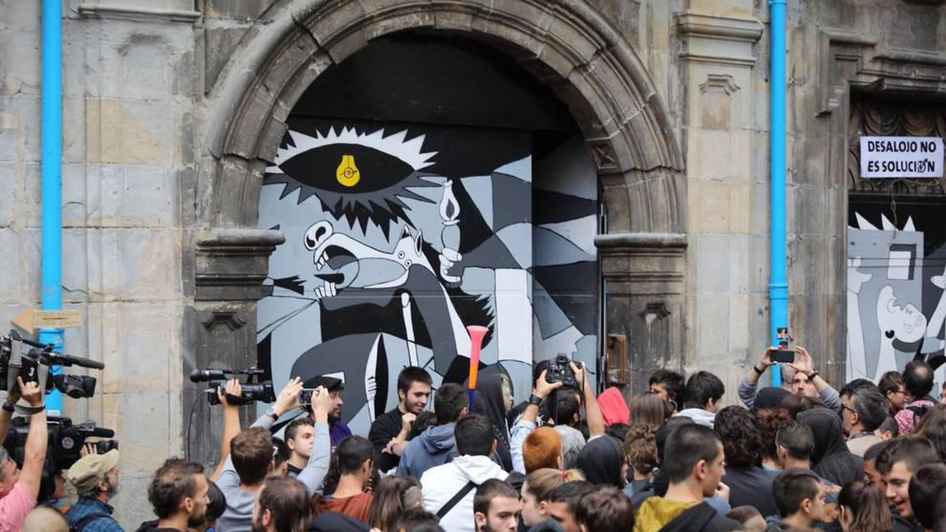 El movimiento okupa desalojado este viernes del Palacio de Marqués de Rozalejo en Pamplona ha celebrado una asamblea en la plaza del Castillo a la que han acudido varios cientos de personas y tras la que ha comenzado una 'kalejira' que ha sido frenada en diferentes puntos por la Policía Nacional
