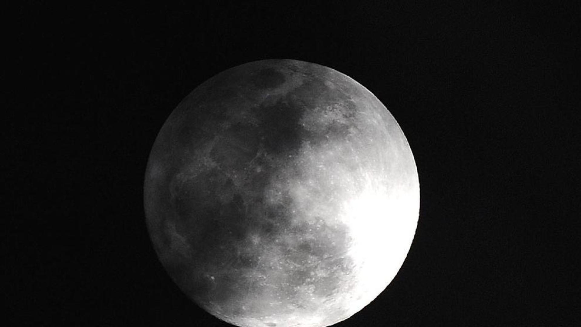 El fenómeno de la "súperluna" dificultaba algo la visión de las Acuáridas, procedentes del cometa Halley, y que se pudieron observar durante el viernes por la noche, especialmente desde el hemisferio sur del planeta. EFE