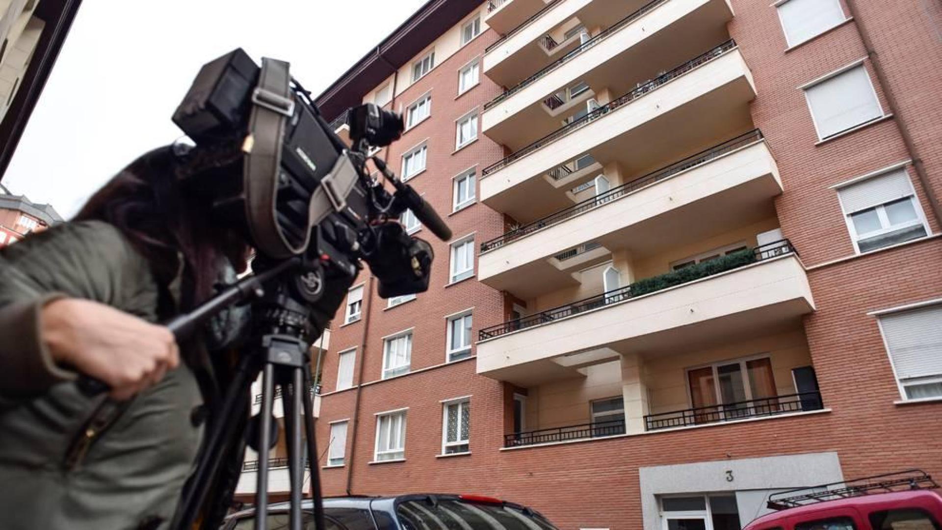 Edificio en el que fue encontrada la niña de 9 años fallecida en Bilbao junto a su madre en estado grave.