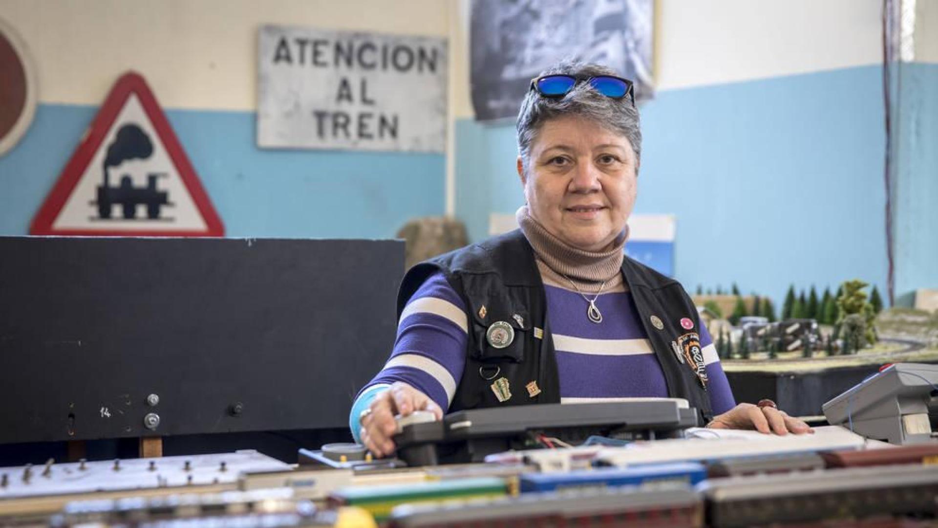 Ana jugaba junto a las vías del tren