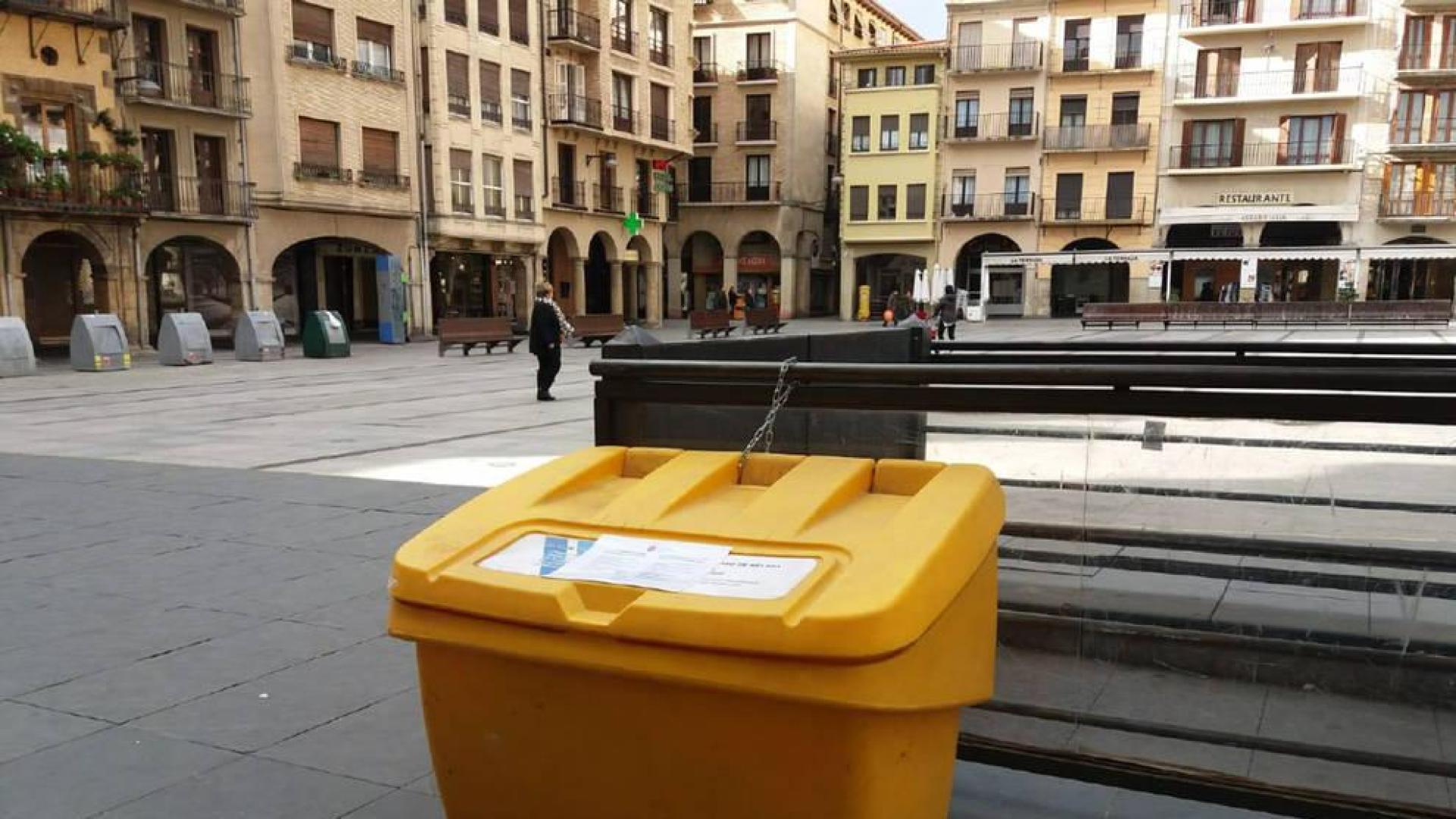 Uno de los contenedores de sal, colocado en la plaza de los Fueros de Estella.