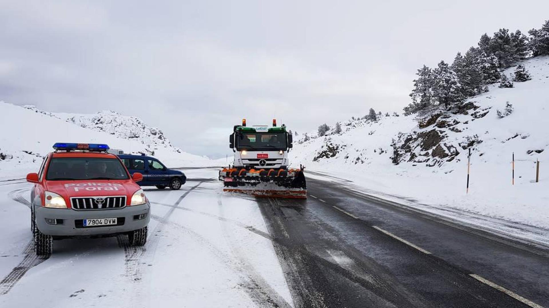 La nieve obliga al uso de cadenas en la N-137 en la Contienda