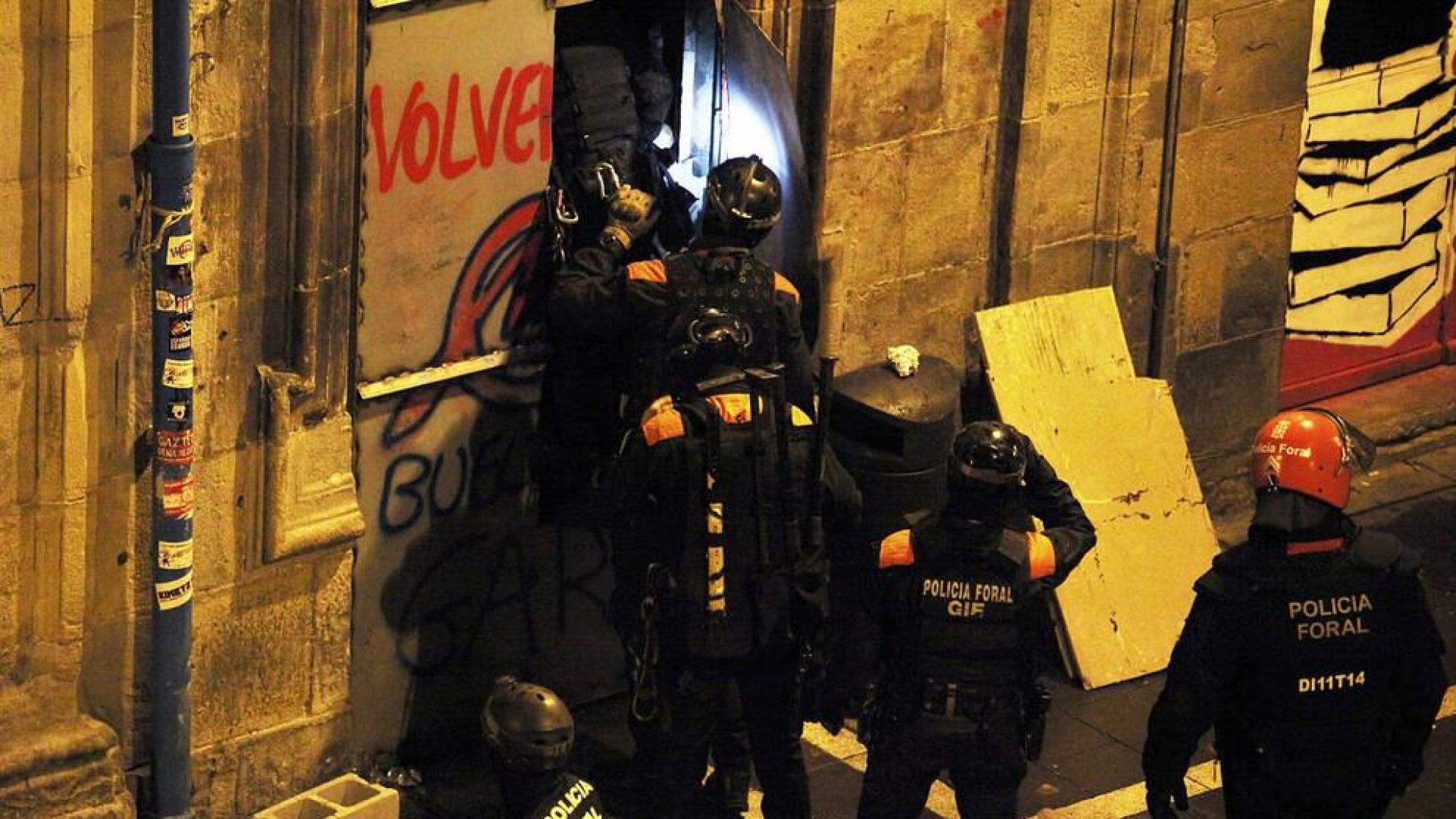Agentes de la Policía Foral entran en Rozalejo