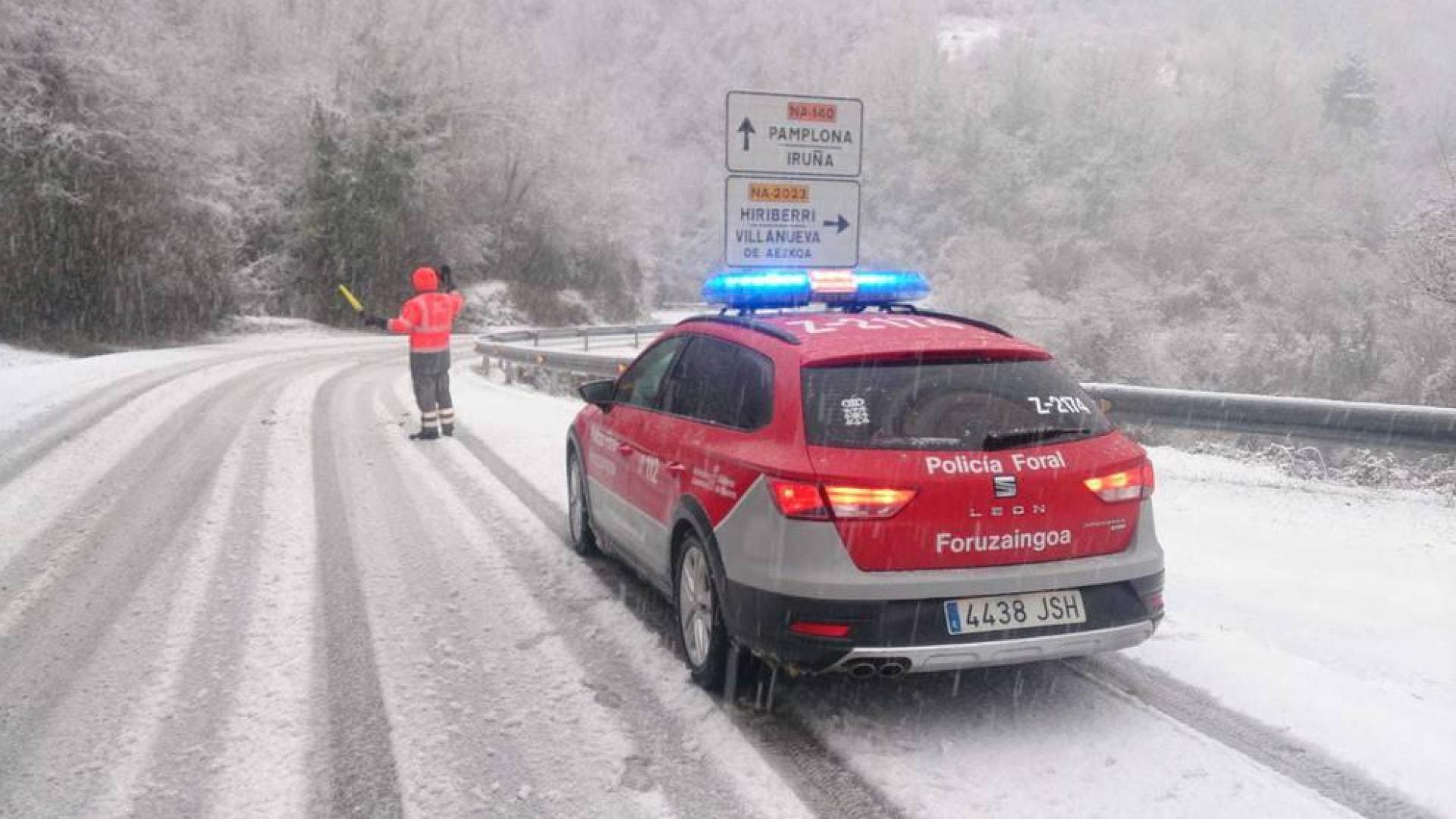 La nieve acumulada en la calzada obliga al uso de cadenas en tres carreteras de Navarra