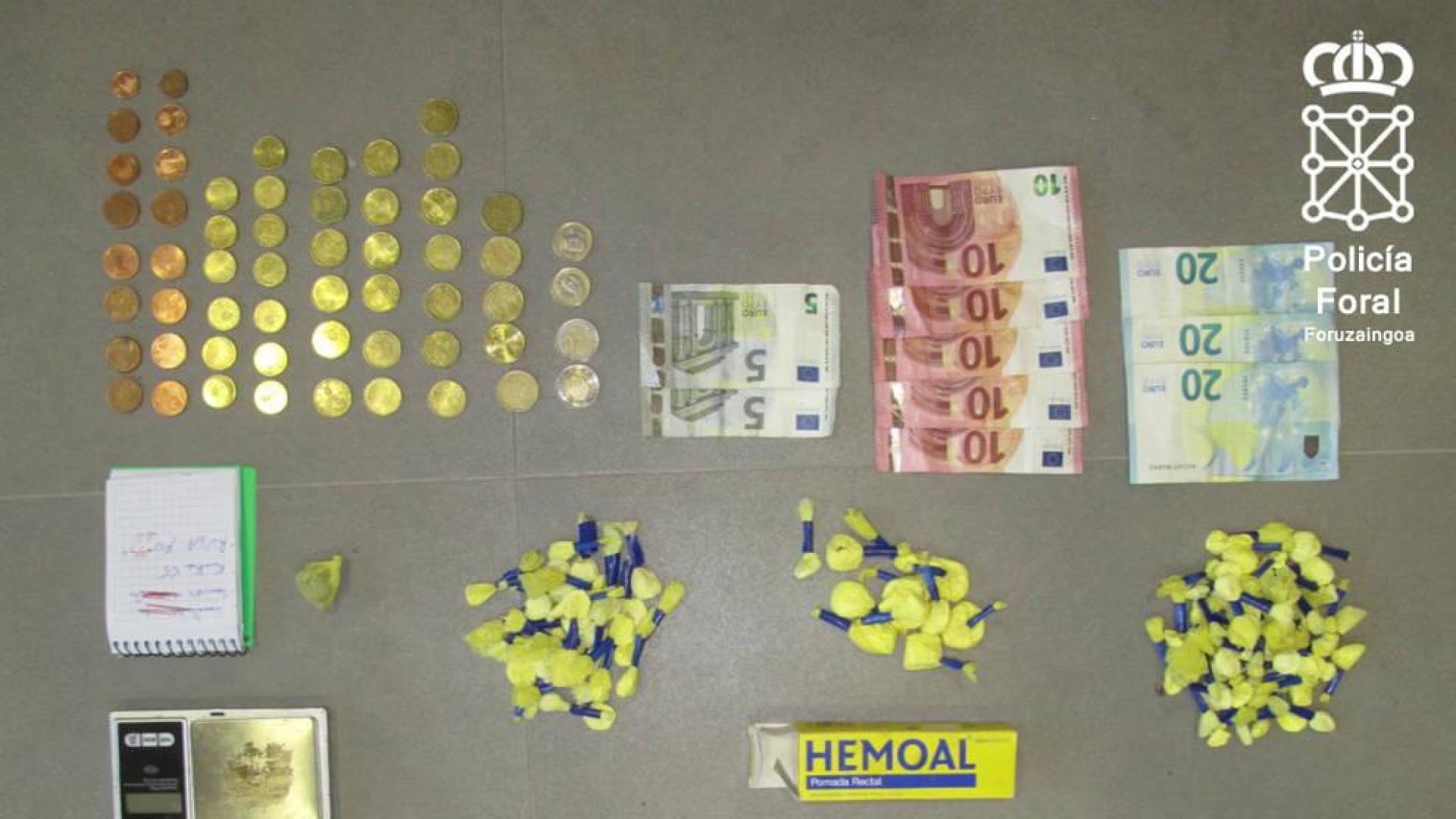 Las sustancias y el dinero intervenidos.
