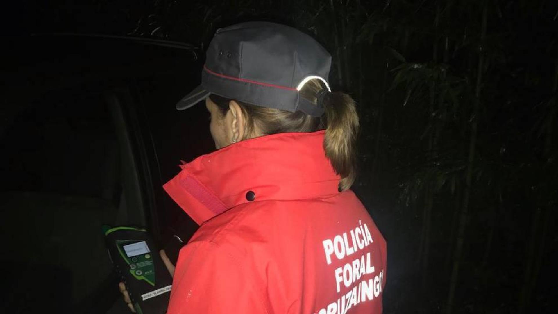 Una agente de la Policía Foral realiza un test de alcoholemia.