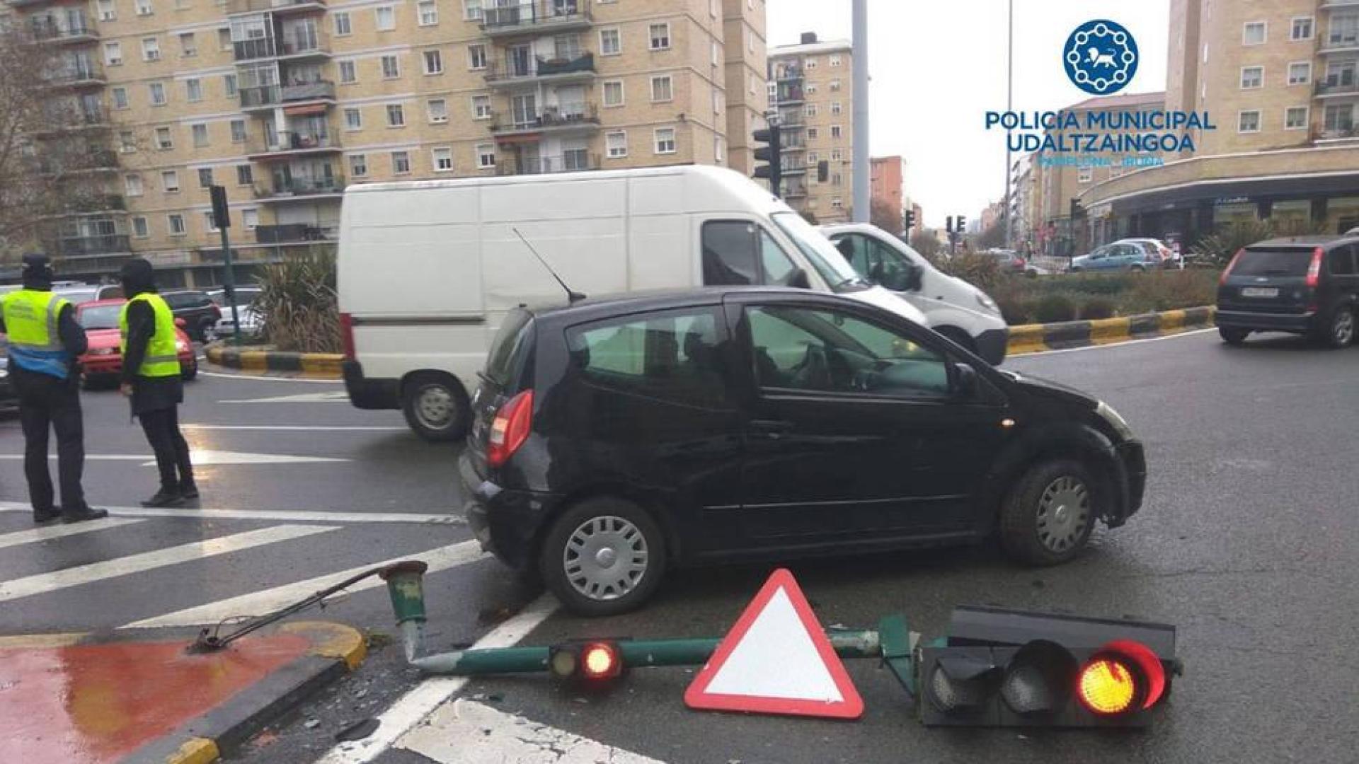 Un accidente entre dos vehículos en San Jorge finaliza con un semáforo en el suelo