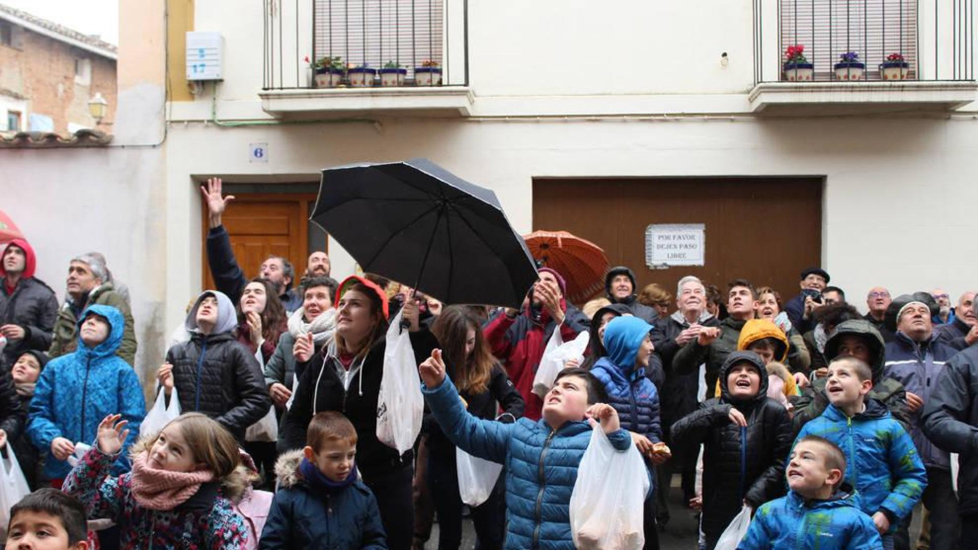Lluvia de panes en Los Arcos para celebrar San Vicente
