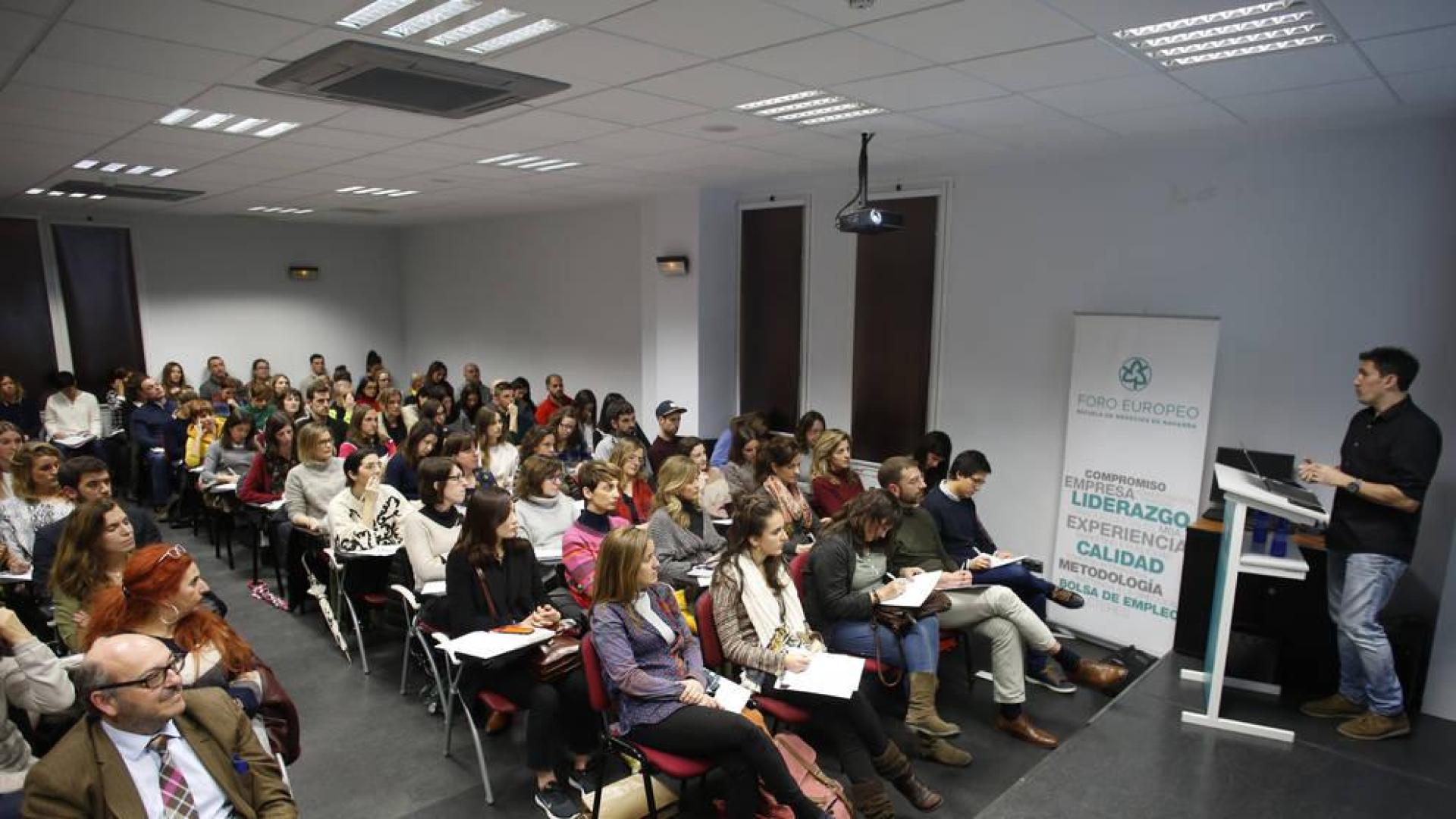 El maestro César Bona, ayer por la tarde en Foro Europeo (Cizur), ante más de 130 personas.