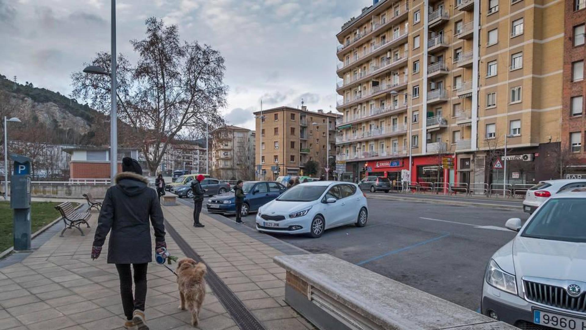 Imagen de otra de las zonas reguladas por parquímetros en la ciudad, el parking frente a ikastola.