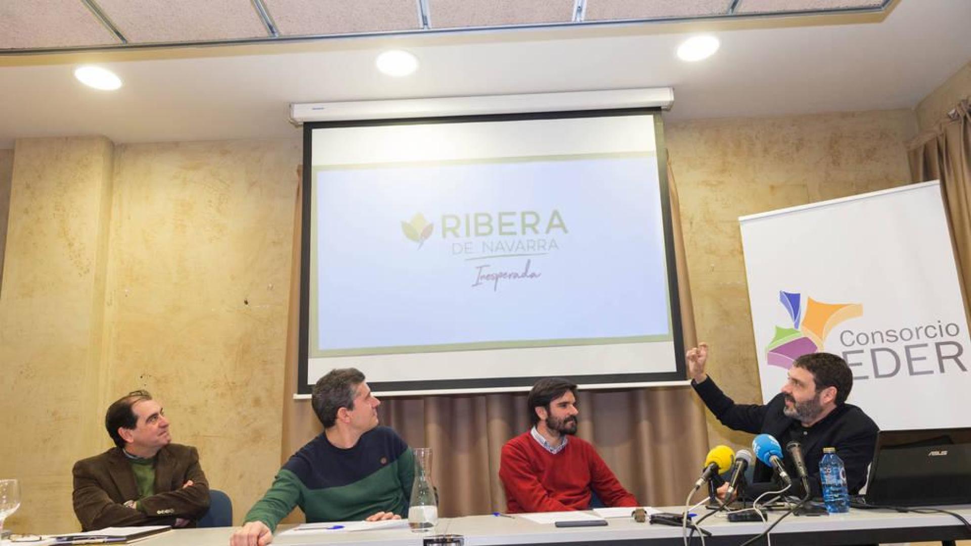 LA PRESENTACIÓN De izquierda a derecha, Abel Casado, Eusebio Saez, Eneko Larrarte y Pedro Blanco, en la presentación de la nueva imagen turística de la Ribera presentada este jueves en la sede del Consorcio Eder de Tudela.