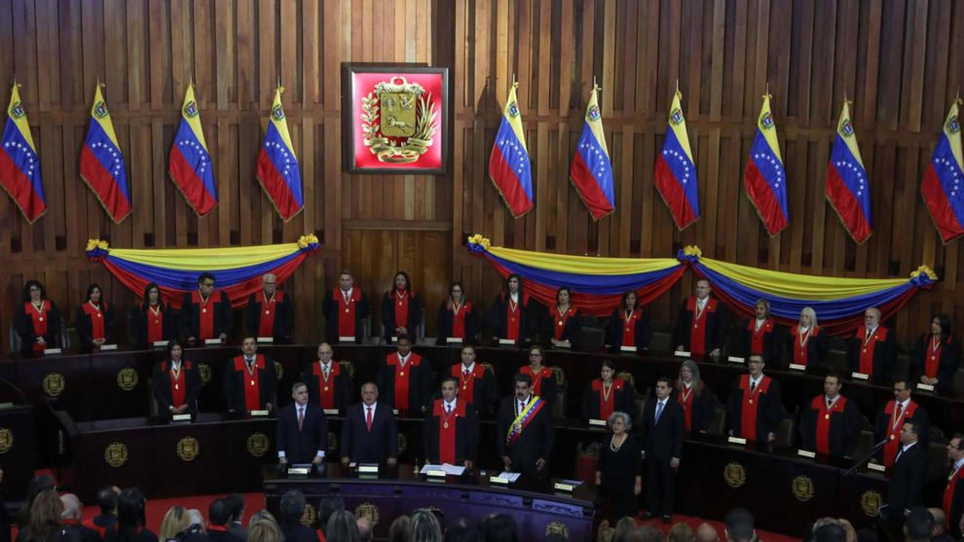 Maduro se aferra al Ejército, su "columna vertebral", para resistir el desafío opositor
