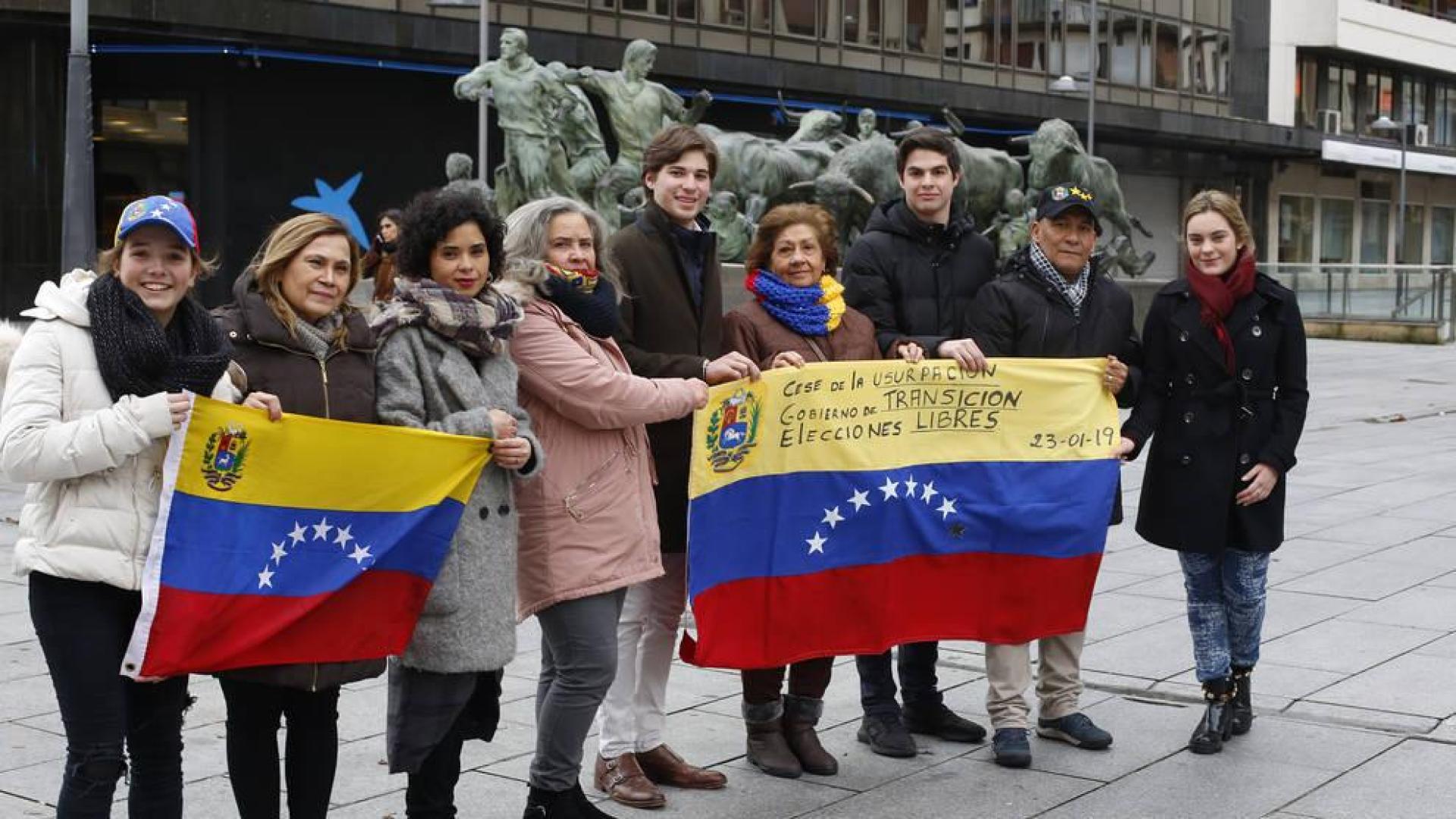 Desde la izquierda, este jueves junto al Monumento al Encierro de Pamplona, Vanesa González, Mireya Blanco, Ariana Arellano, Eaglee Torres, Luis Dao, Blanca Rodríguez, Juan Trocones, Carlos Ochoa y María Victoria Bermúdez.
