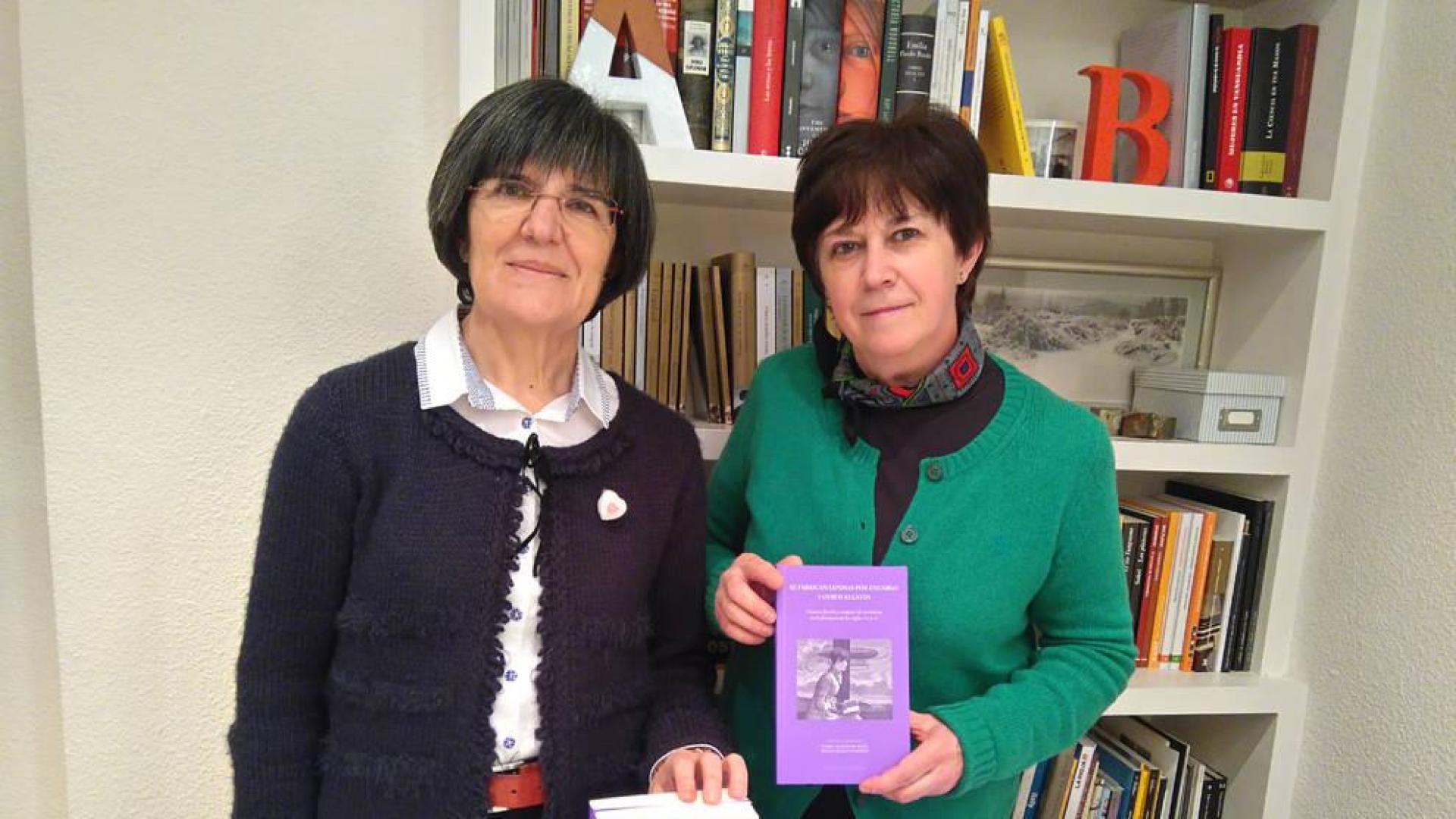 Isabel Azquézar Artal y Berta Lázaro Martínez con varios ejemplares del libro que presentan este viernes.