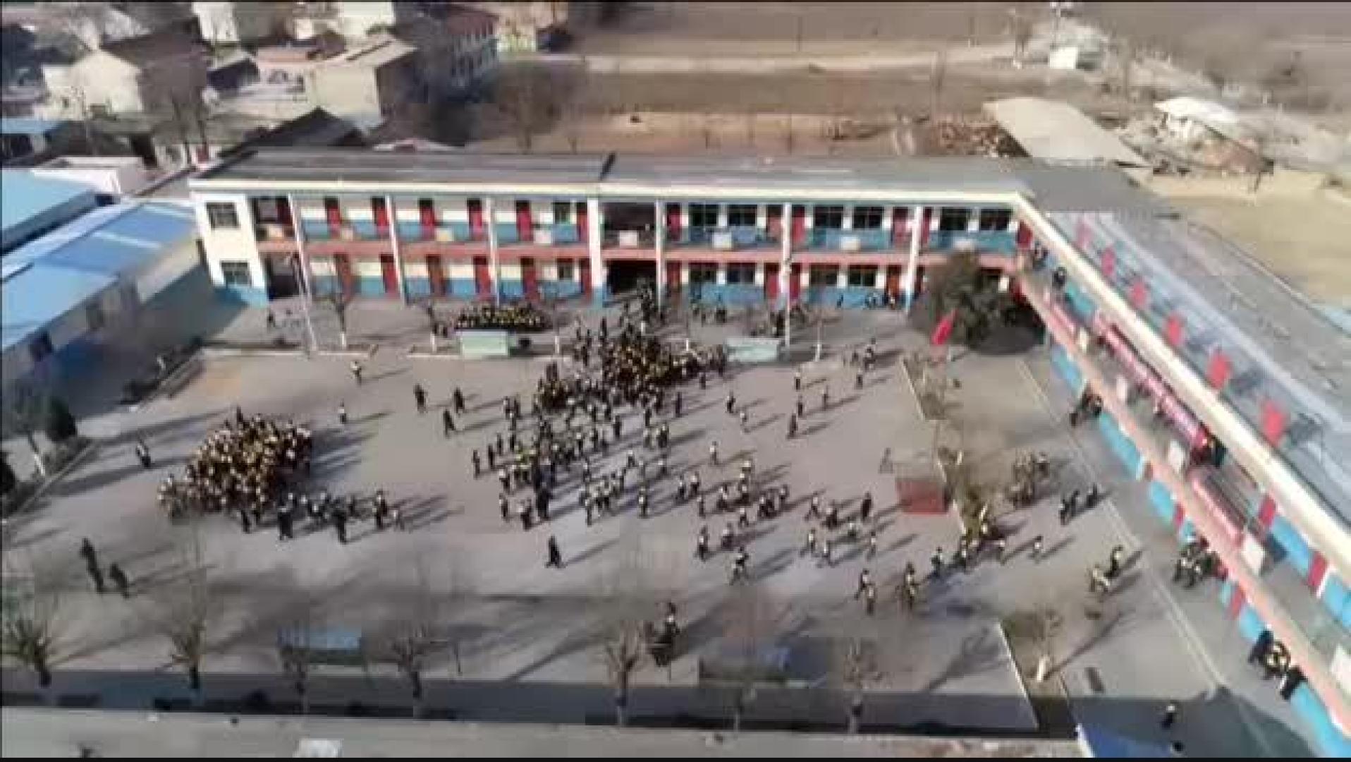 30 minutos de baile antes de entrar a clase se convierte en rutina en un colegio de China