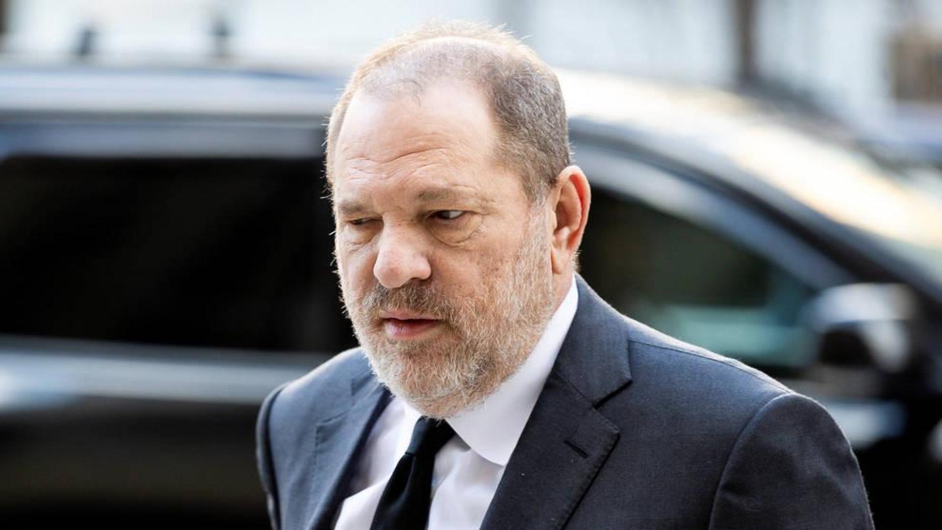 El productor de cine estadounidense Harvey Weinstein (c), a su llegada a la Corte Penal de Manhattan, este viernes