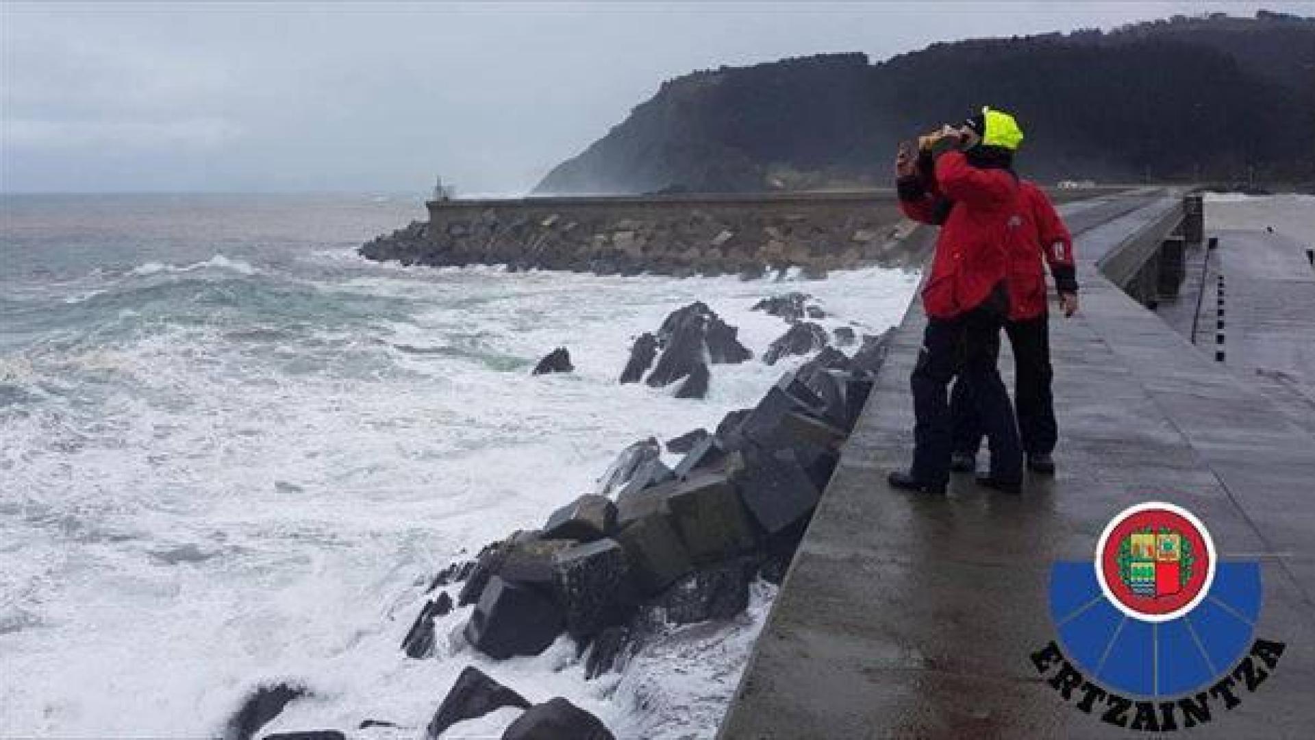 Siguen buscando al hombre que cayó al mar desde el puerto de Ondarroa
