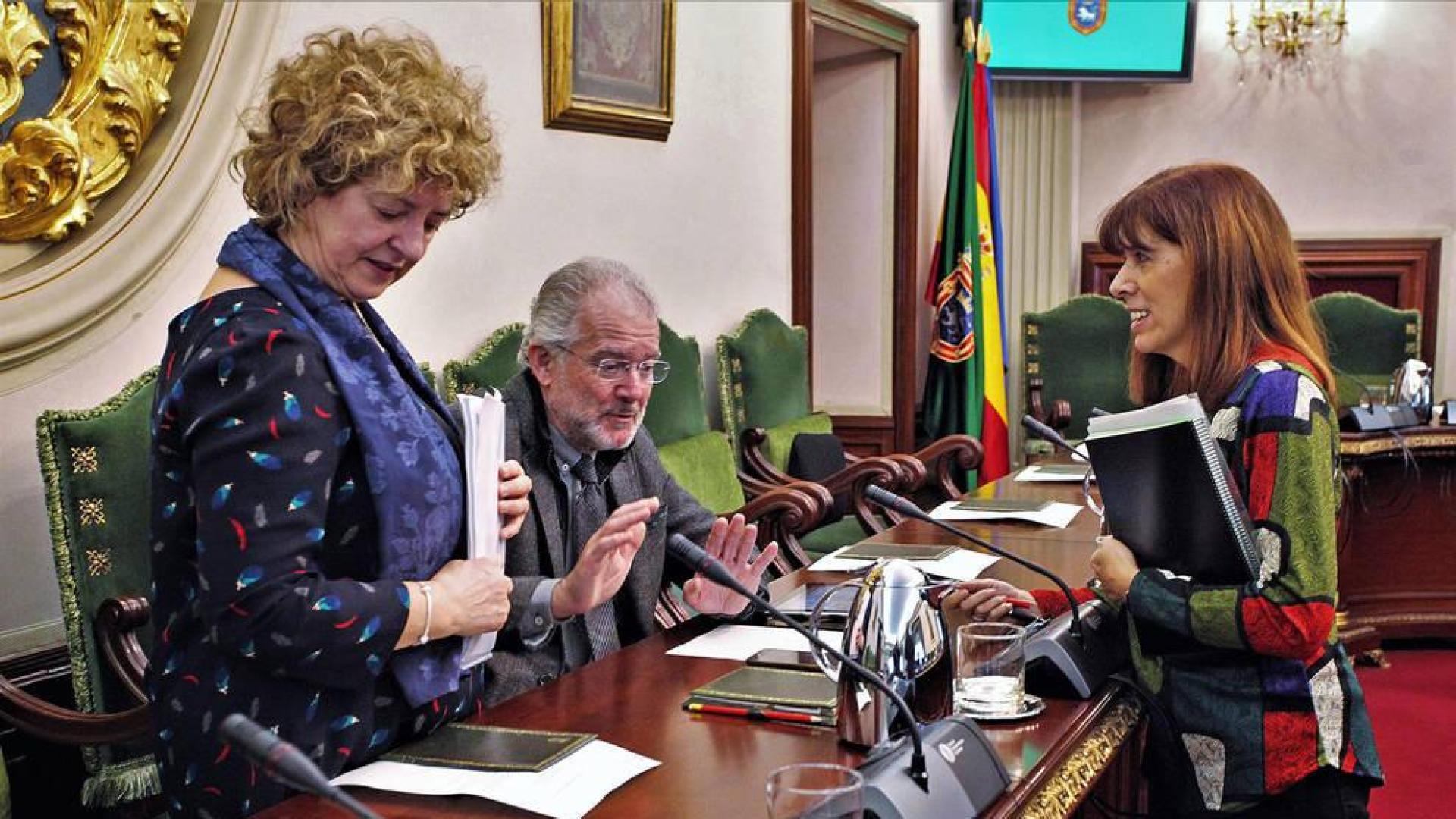 La socialista Maite Esporrín (PSN) habla con los regionalistas Ana Lezcano y Juan José Echeverría.