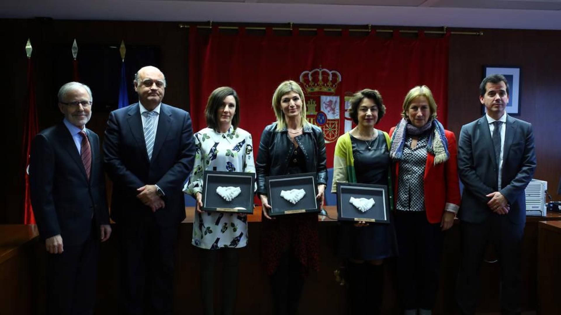Desde la izquierda, José Antonio Sánchez (fiscal superior), Joaquín Galve (presidente TSJN), Elena Cerdán (fiscal), Mari Paz Benito (juez decana), Margarita Pérez (juez de Violencia sobre la mujer), Lourdes Aldave (dra. general de Justicia) y Mikel Irujo (delegado en Bruselas).