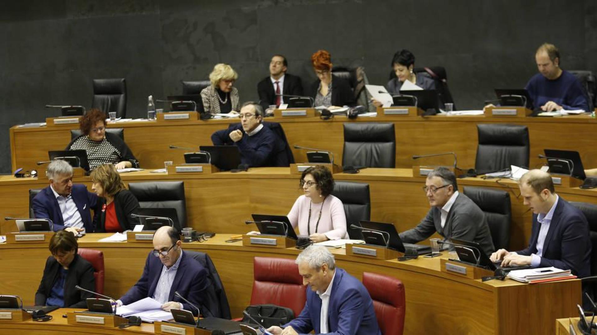 Escaños de Geroa Bai y EH Bildu, durante un pleno de esta legislatura.