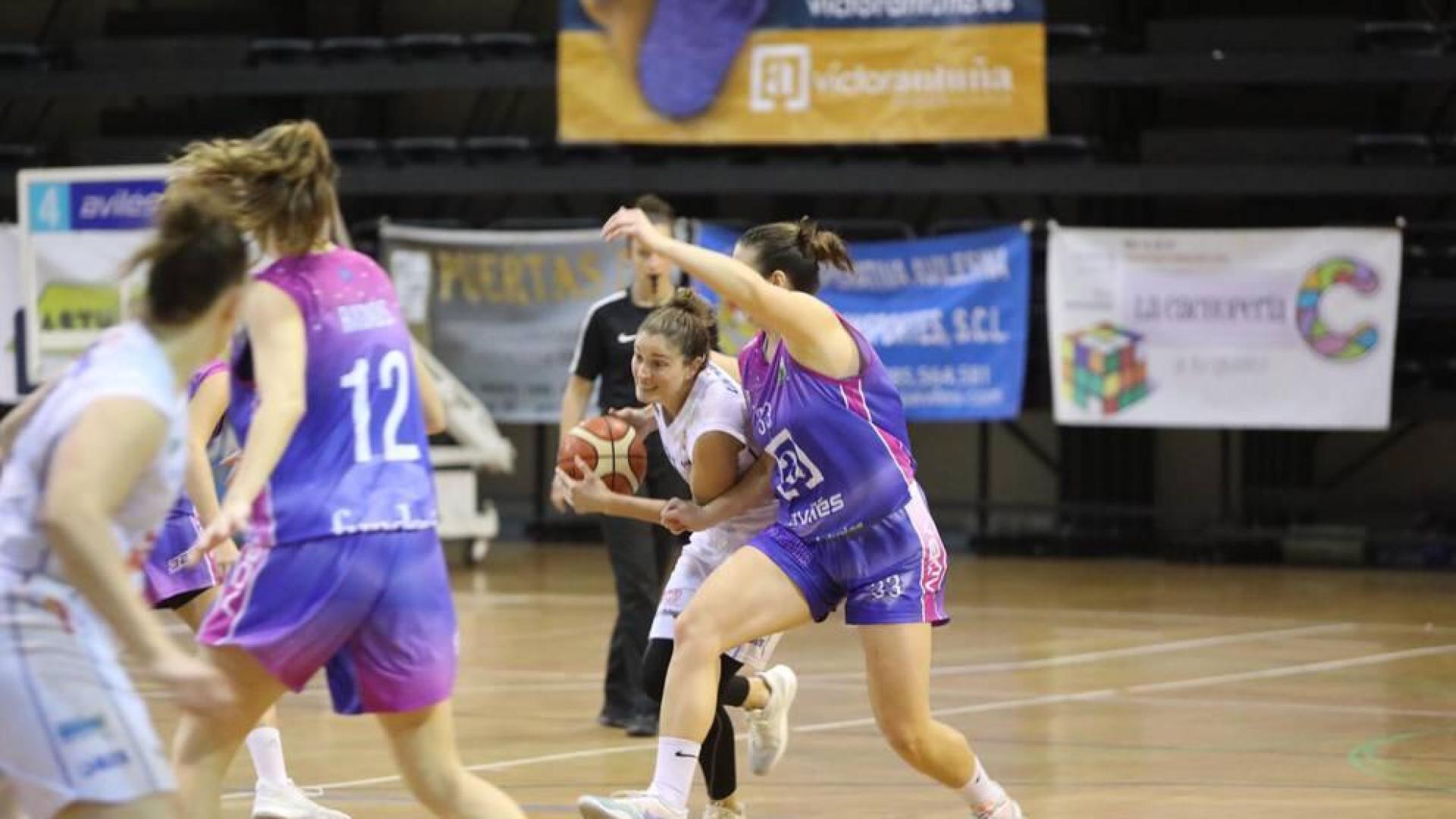 Cecilia Liñeira, del Osés Construcción, trata de superar la defensa de Bojana Kovacevic.