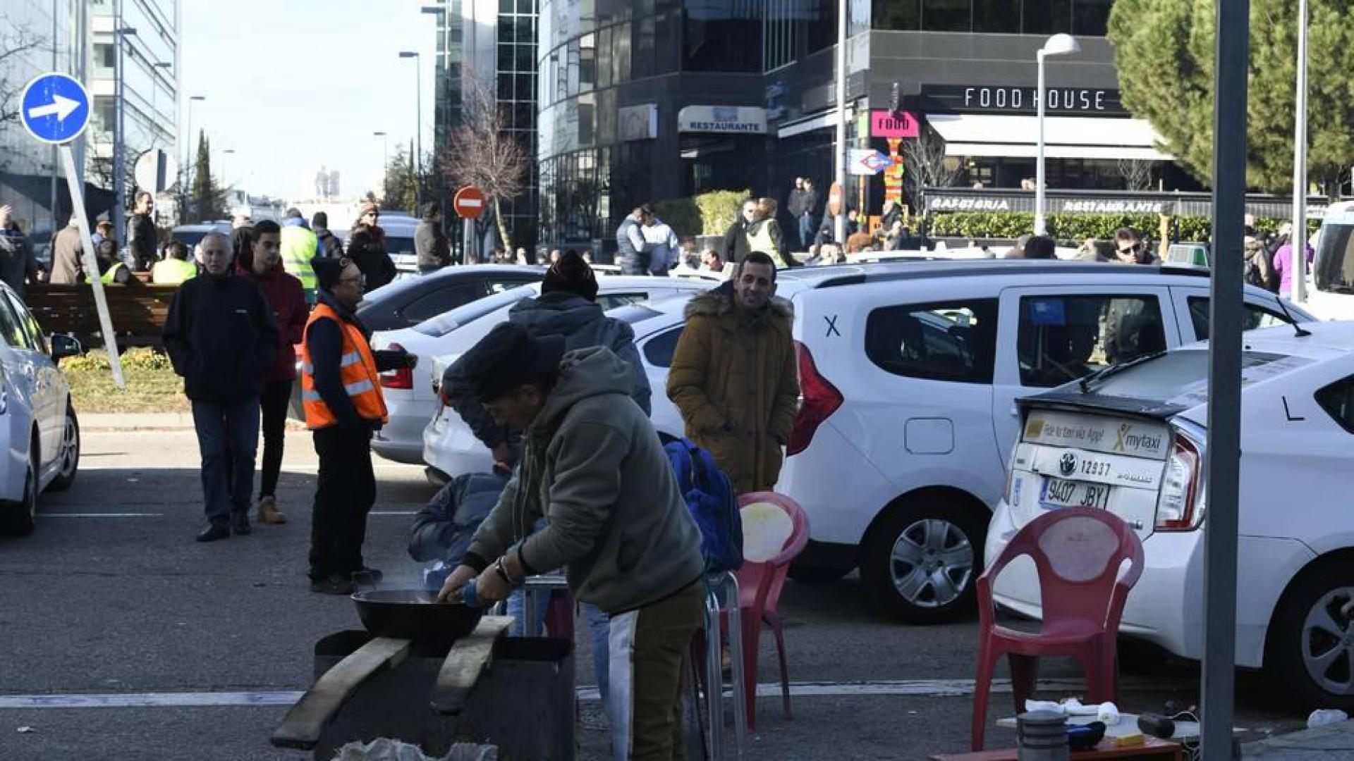 Sexto día de huelga de los taxistas, pendientes de la respuesta de la Comunidad