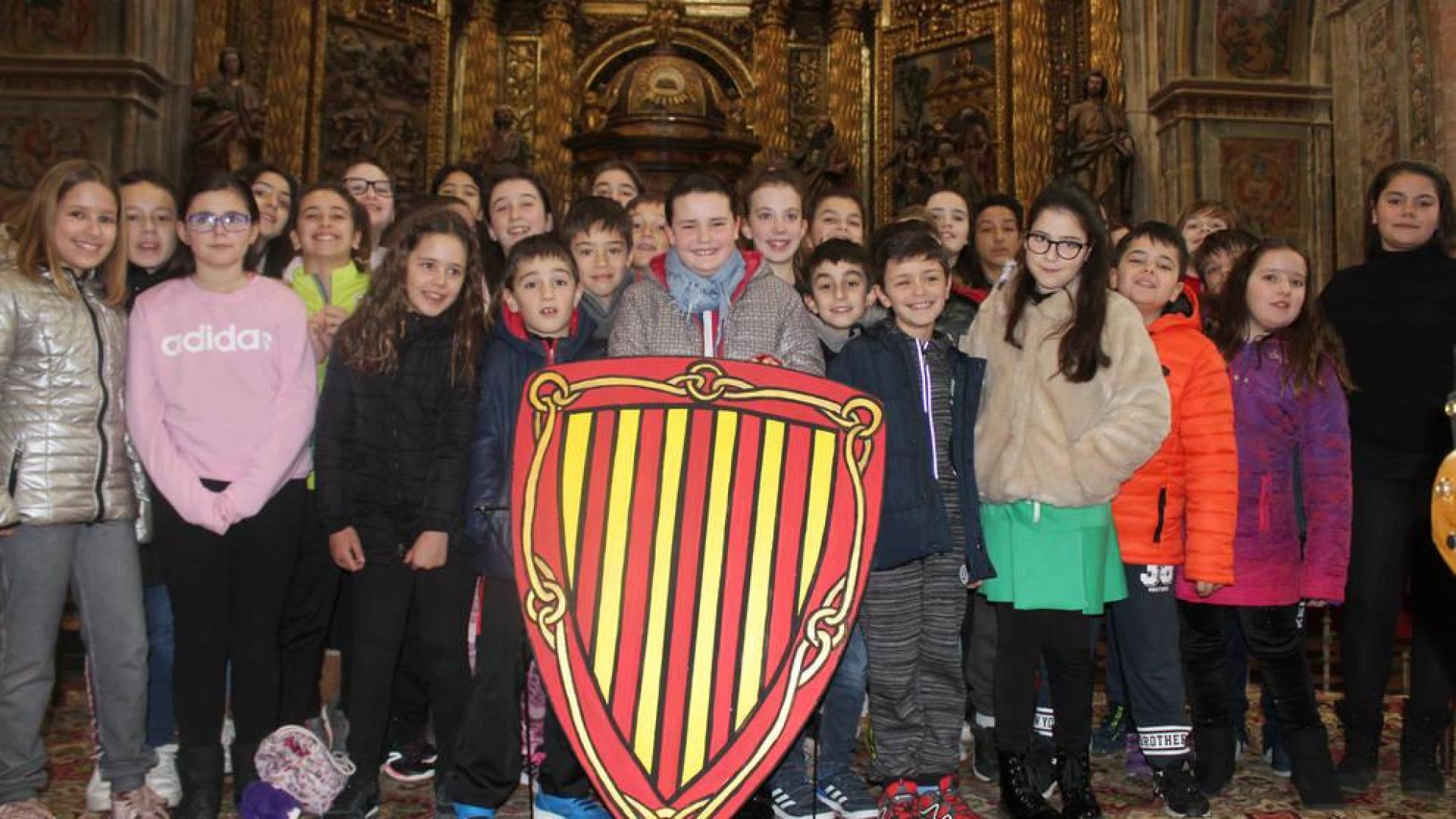Juncal Quintana García, en el centro con el escudo de Viana, con el resto de los niños que formaron parte del cortejo y la ceremonia de coronación en la iglesia de Viana.