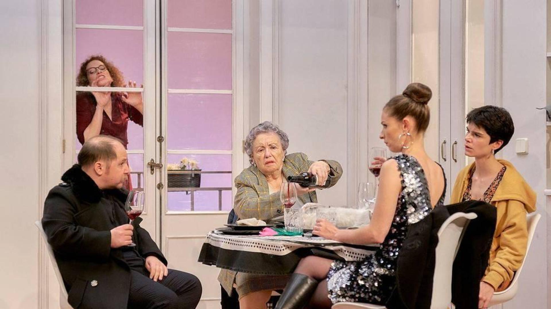 María Galiana (en el centro), en una escena de 'El mago', una obra que transcurre entre la realidad y la fantasía.