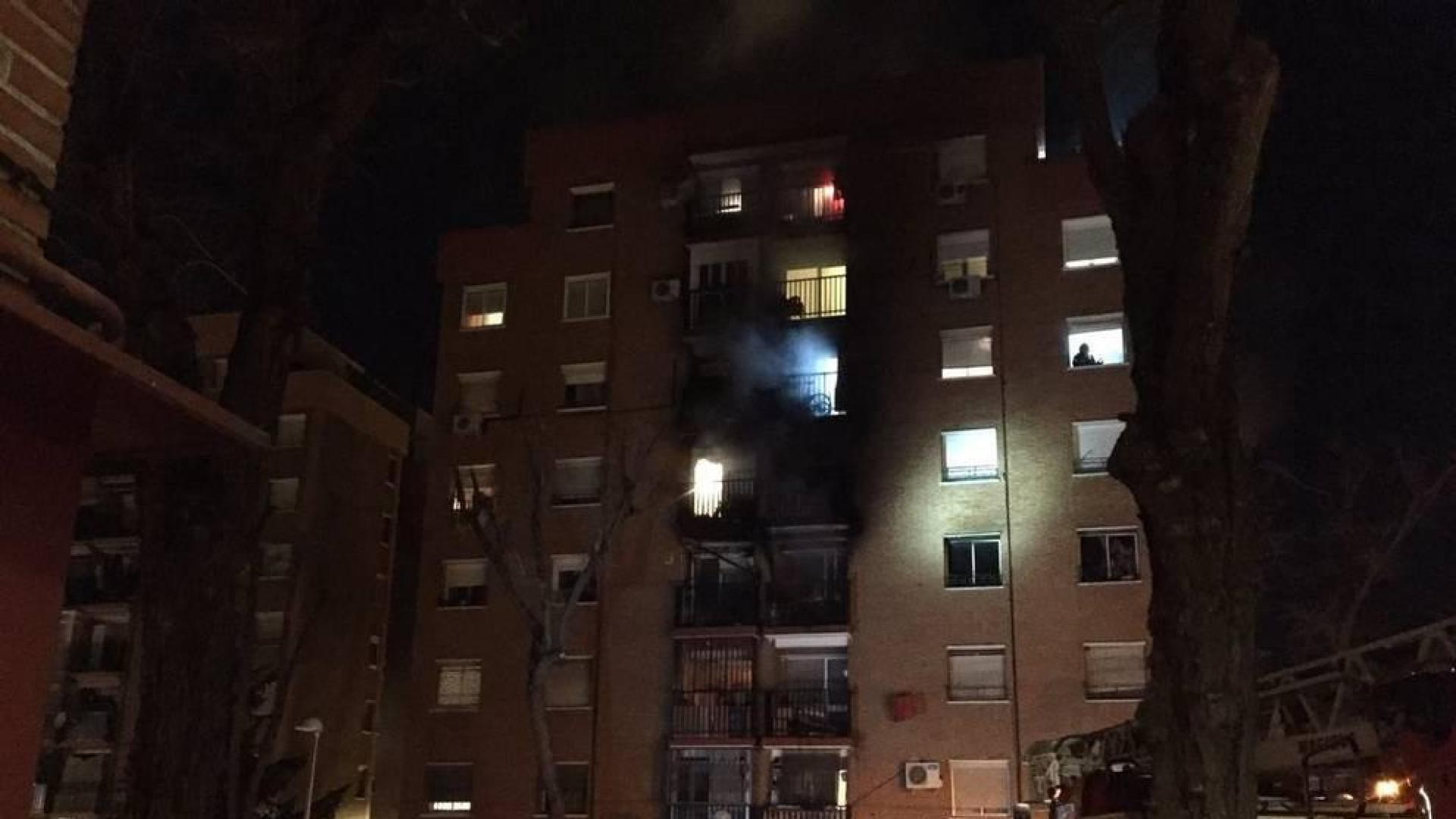 Un muerto, tres heridos y 16 atendidos en el incendio de un piso en Madrid