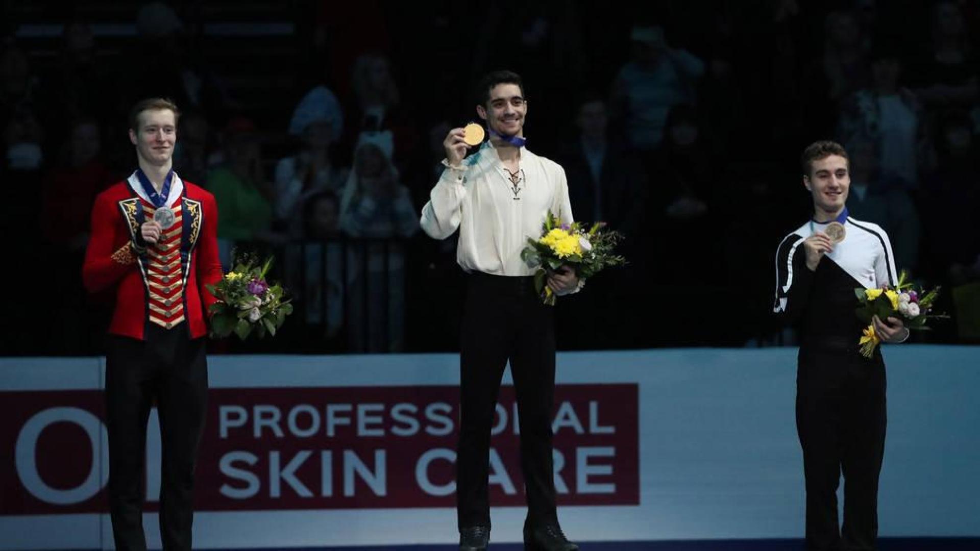 El patinador Javier Fernández, en lo alto de su último podio como campeón de Europa por séptima vez consecutiva.