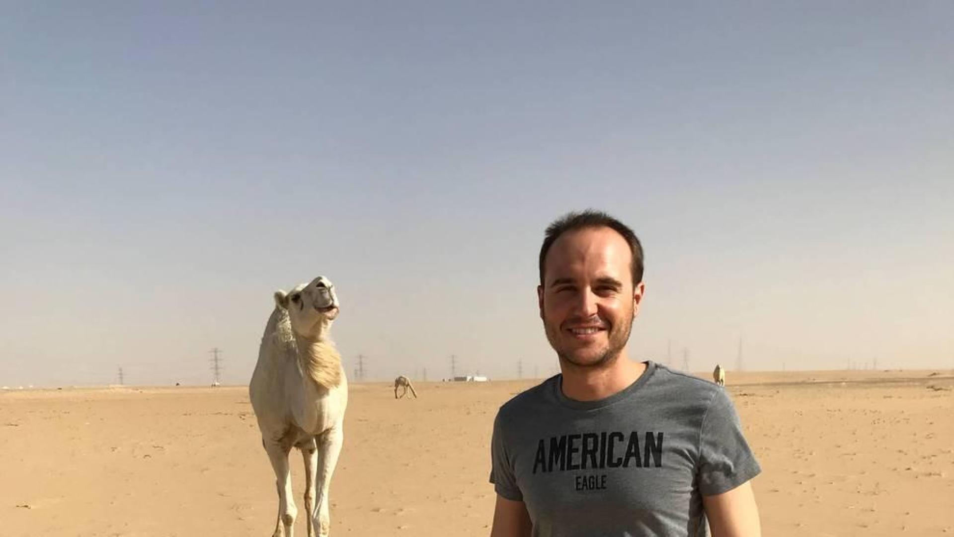 Iñaki Aranguren posa junto a un dromedario sobre la inhóspita inmensidad del desierto saudí.