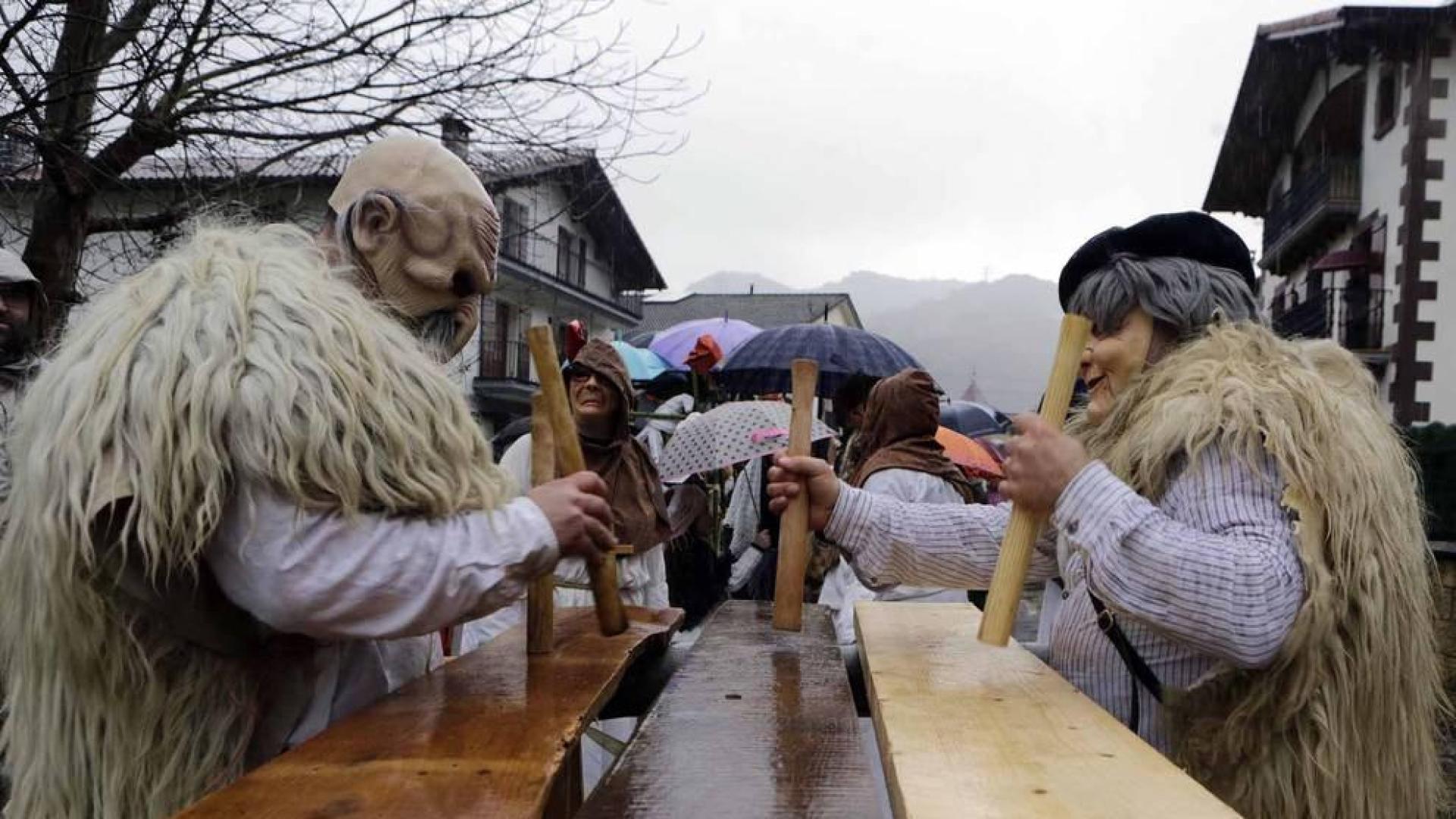 El mal tiempo y las bajas temperaturas no impidieron que decenas de vecinos de Sunbilla salieran a la calle para celebrar sus carnavales.