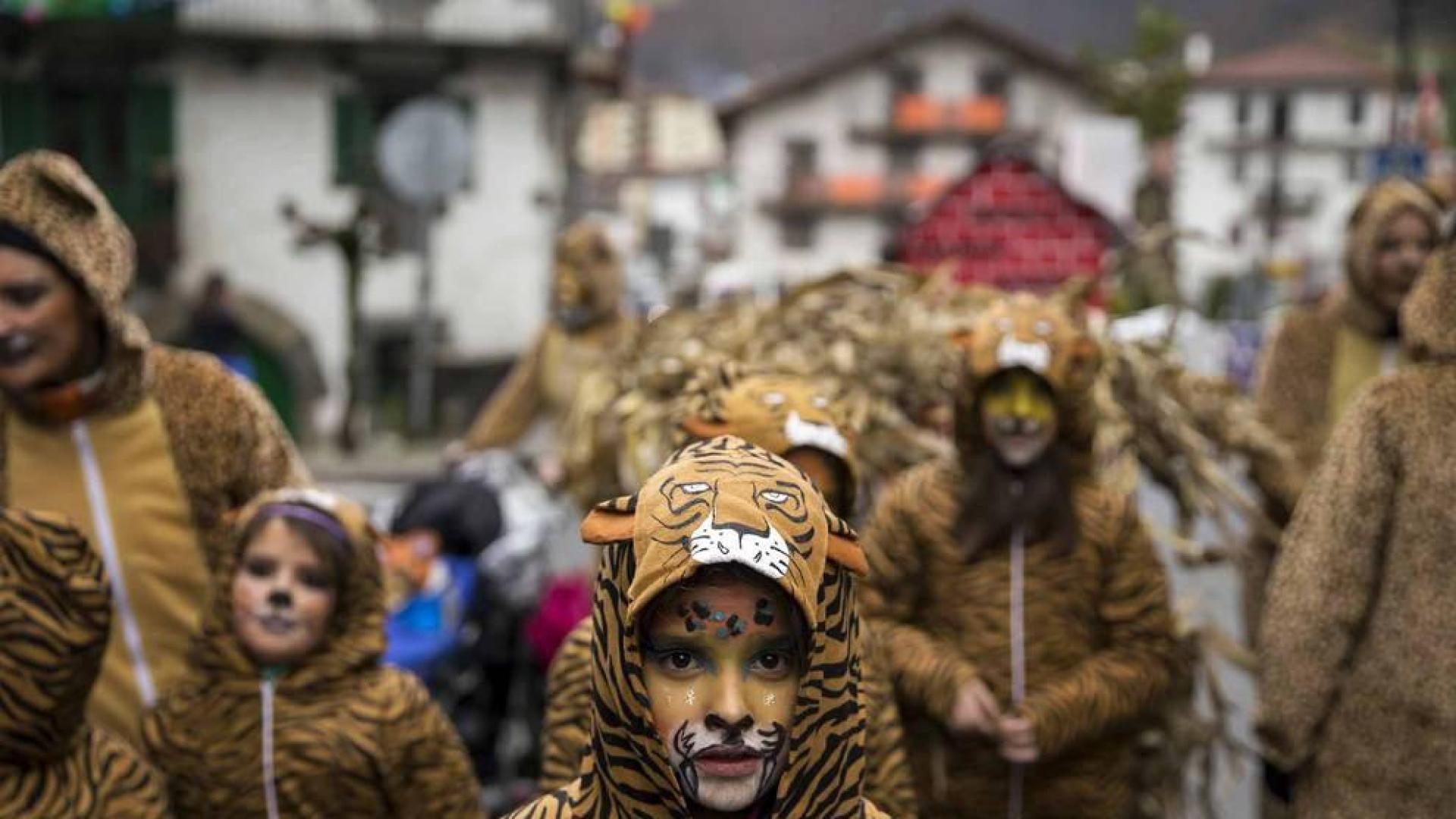 Decenas de vecinos festejaron el carnaval en Leitza con carrozas y un desfile callejero repleto de color