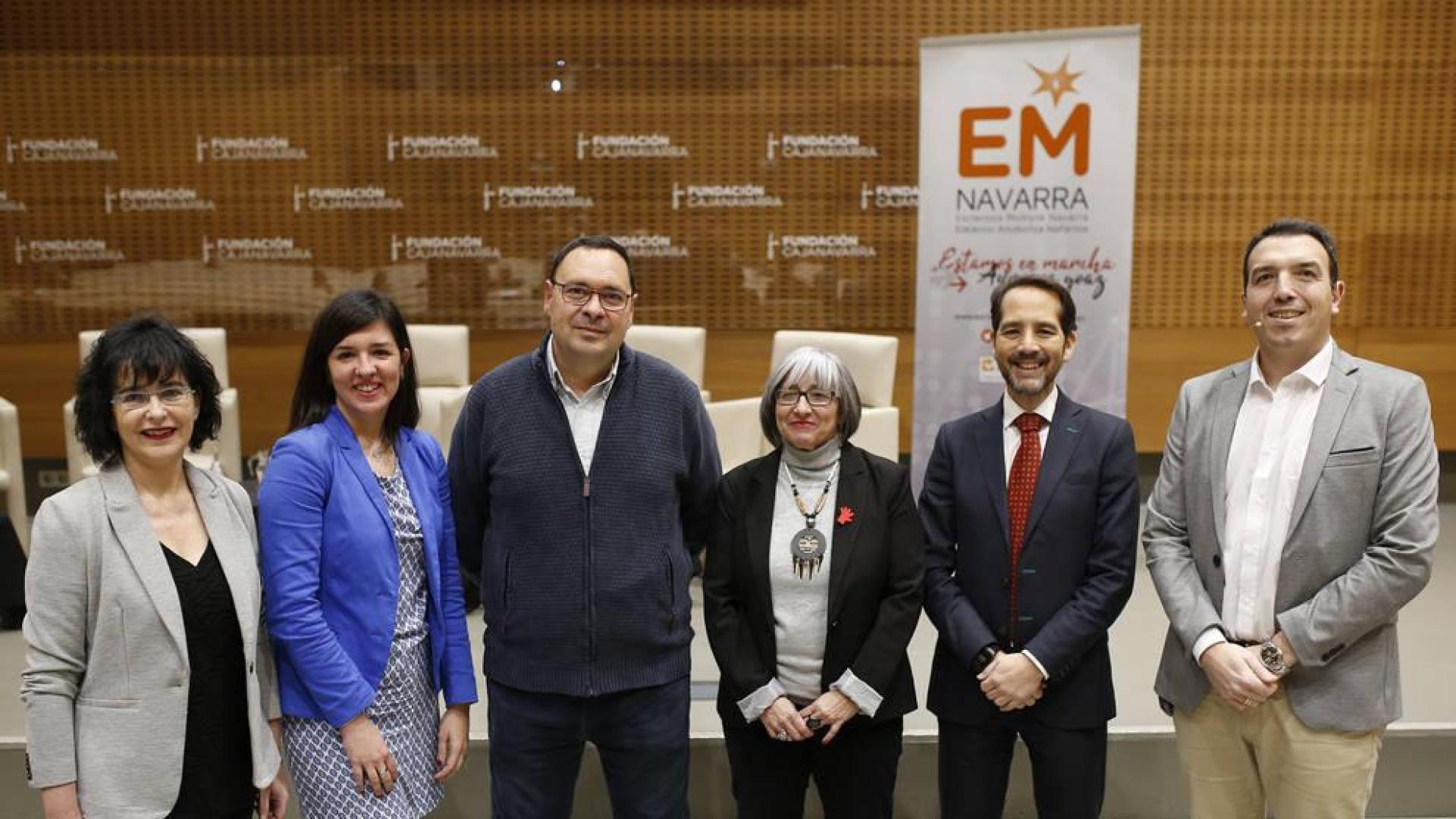 De izda a dcha: Marian García (delegada Agencia EFE en Navarra), Sonsoles Echavarren (periodista Diario de Navarra), Carlos Zuluaga (experto en Internet y redes sociales), Mariluz Sanz (presidenta de  Cermin), Manuel Arellano (presidente de Cocemfe) y Fernando Urra (Comunicación Fundación Caja Navarra).
