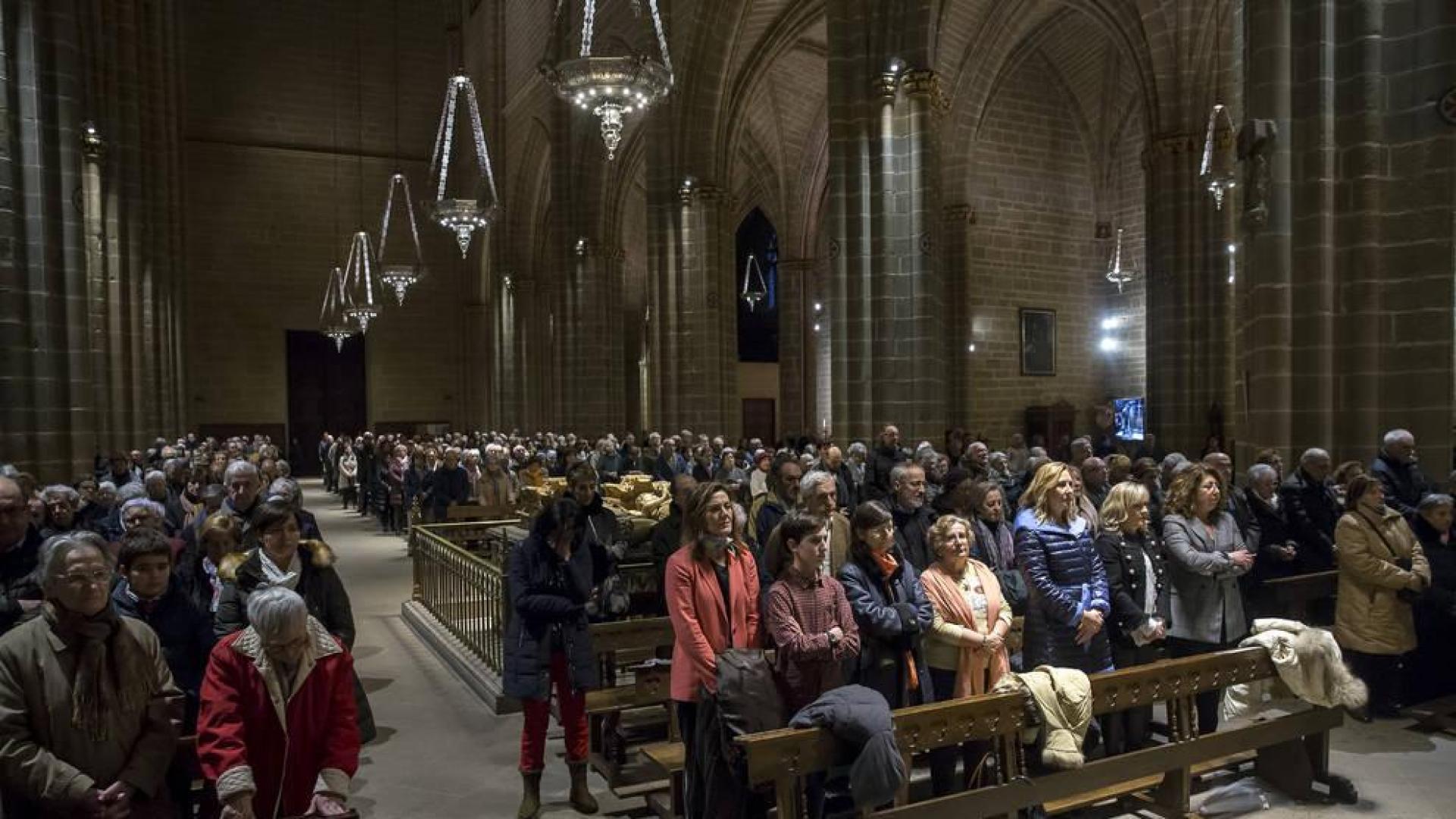 Los fieles llenaron el recinto catedralicio y algunos tuvieron que permanecer de pie en los laterales.