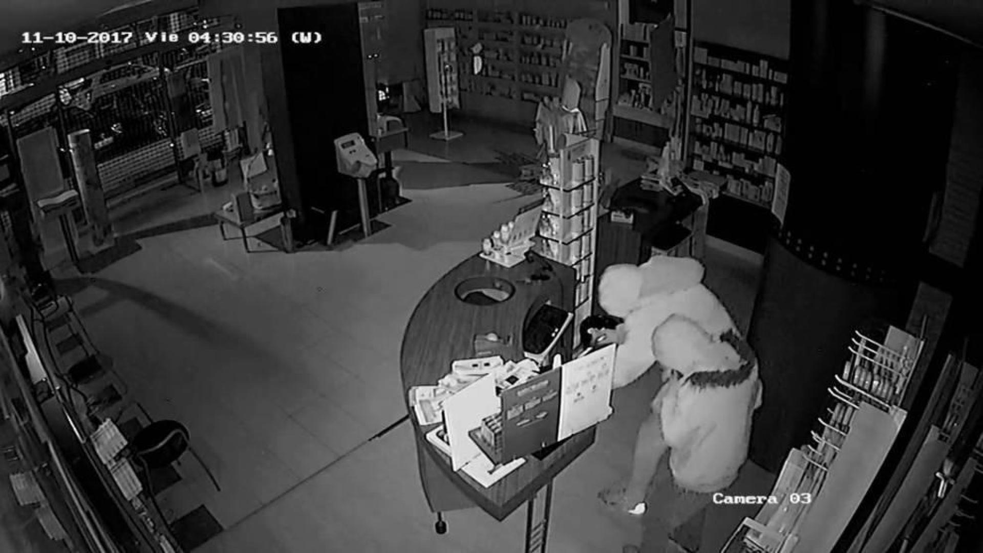 Una cámara de seguridad grabó uno de los robos.