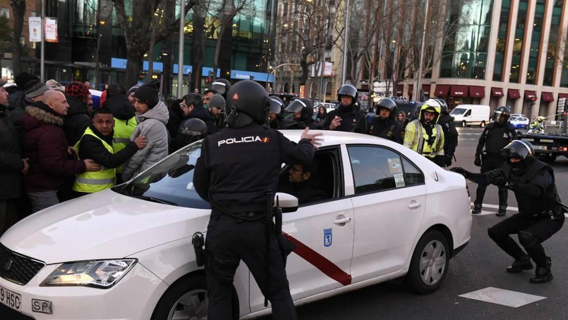 Retiran con grúas varios taxis acampados en la Castellana, en Madrid