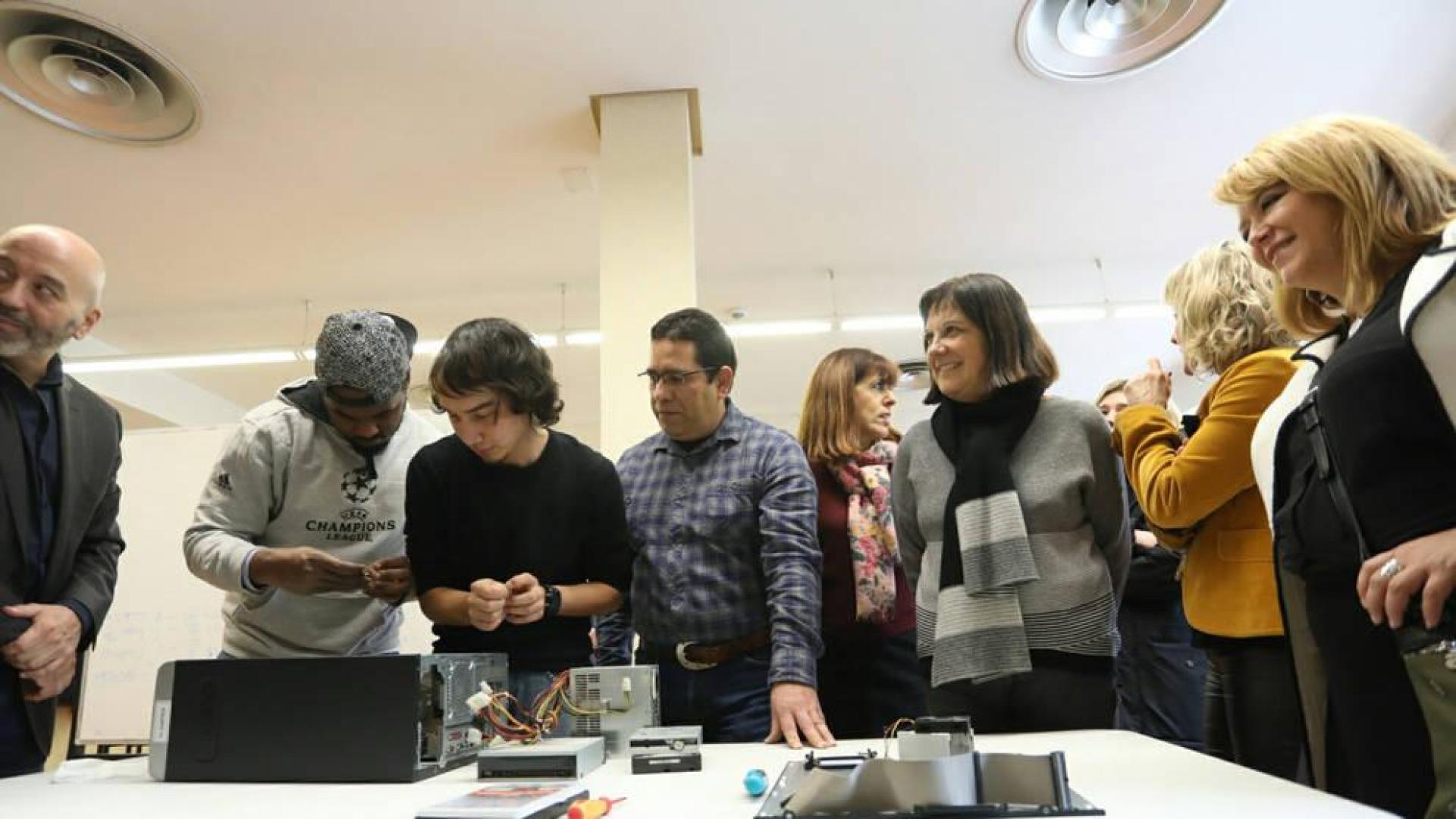 Parte de los jóvenes que se están formando en Larrabide, durante la visita de representantes municipales.