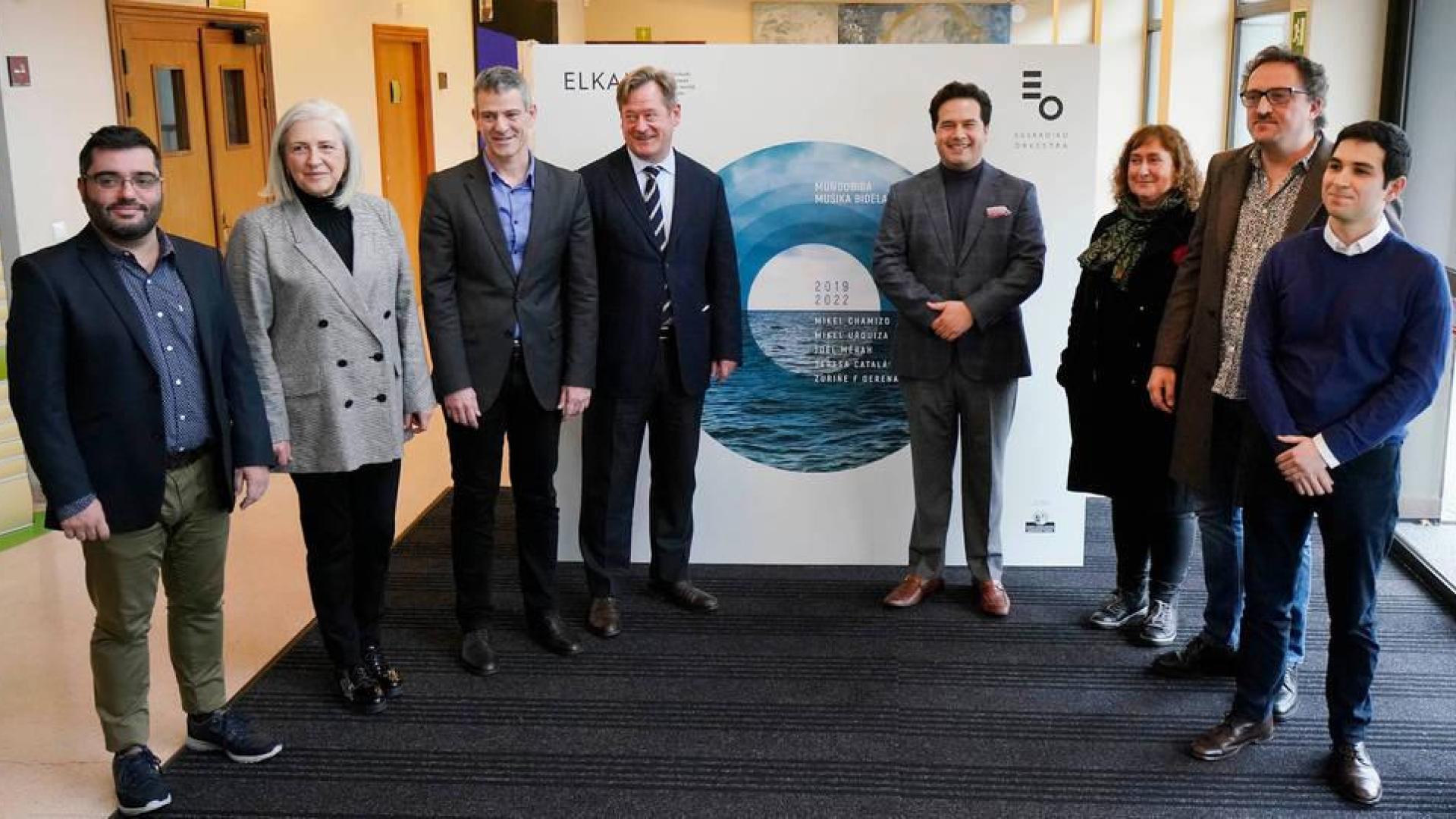 De izq. a dcha.: Mikel Chamizo, Teresa Catalán, Oriol Roch (director general de la OSE), Bingen Zupiria (consejero de Cultura del Gobierno Vasco), Robert Treviño (director titular de la OSE), Zuriñe F. Gerenabarrena, Joël Méhra y Mikel Urquiza, ayer en la presentación del proyecto.