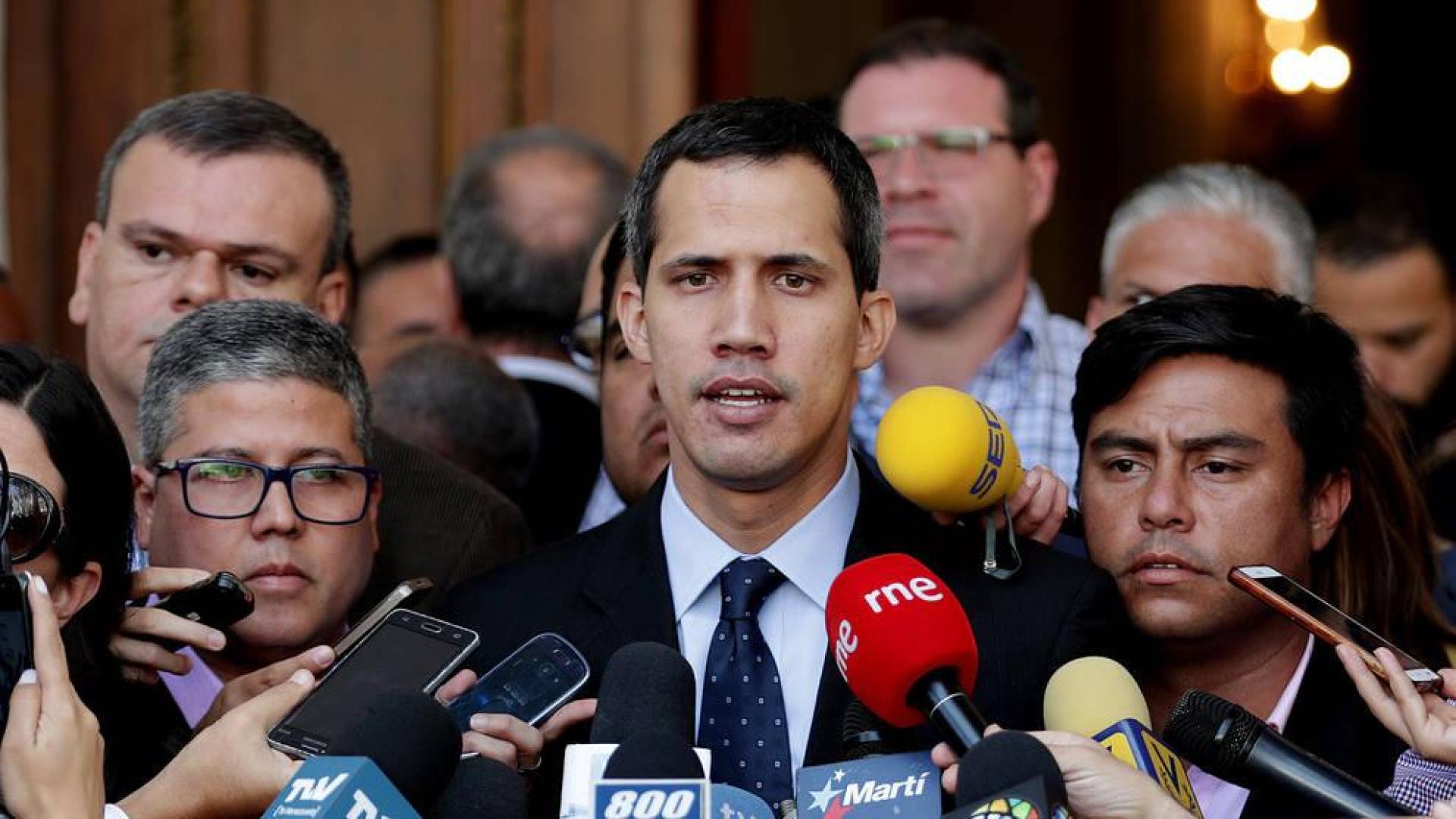 El presidente de la Asamblea Nacional, Juan Guaidó, habla con los medios este martes en la sede del Parlamento.