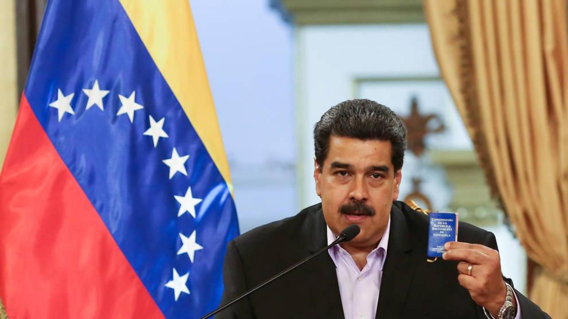 Maduro sostiene una Constitución de Venezuela en un encuentro con el cuerpo diplomático en el Palacio de Miraflores.
