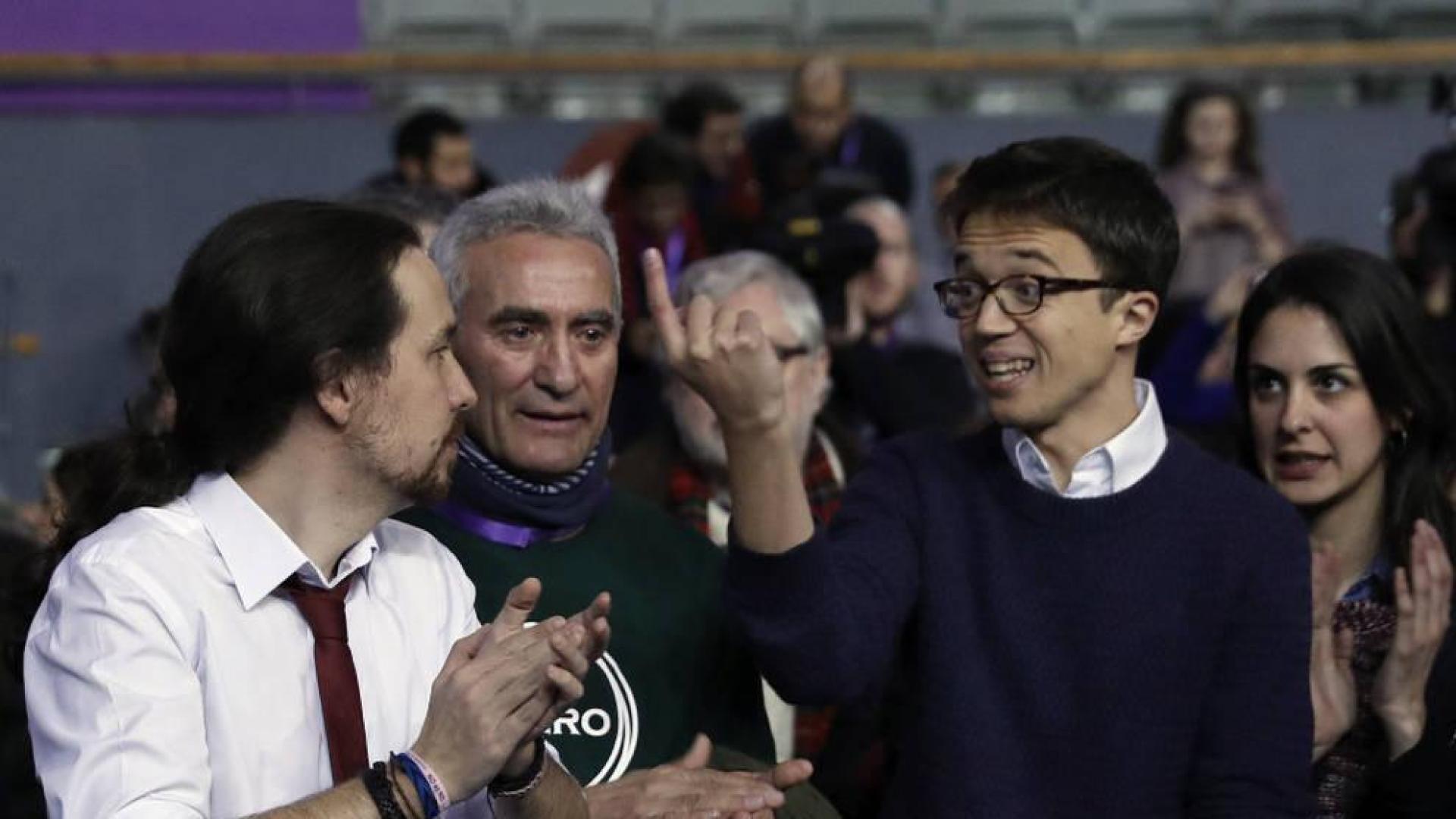 Militantes piden un abrazo entre Iglesias y Errejón al grito de "sí se puede"