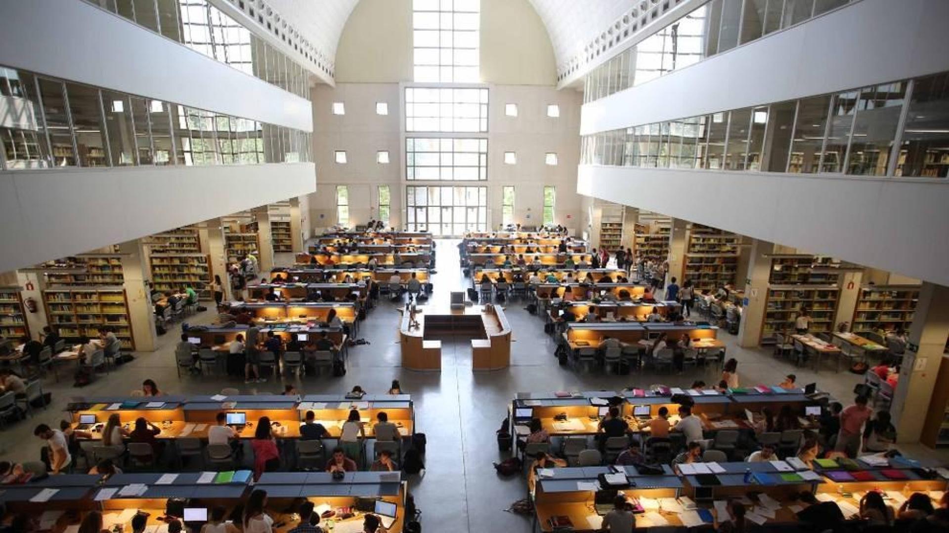 La biblioteca de la UPNA señaliza sus estanterías con códigos QR temáticos