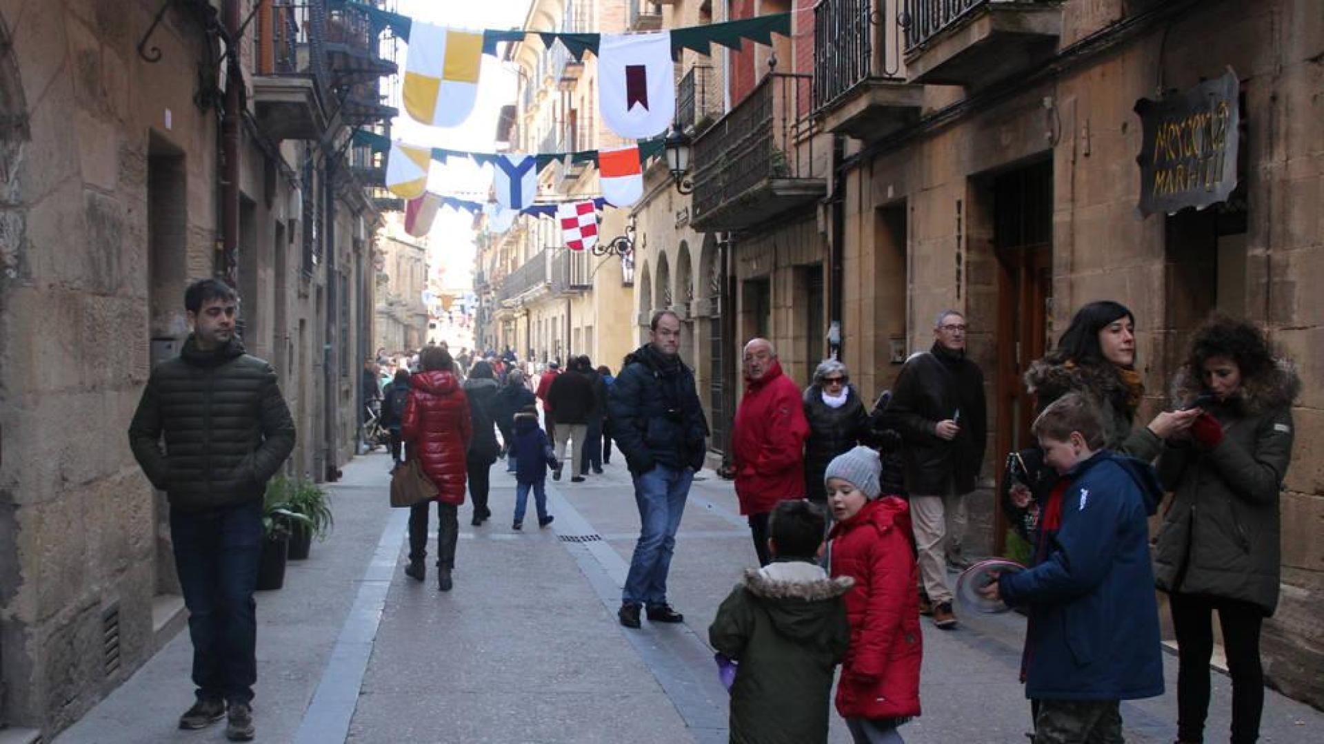 La calle Mayor de Viana ya engalanada con banderas y pendones.