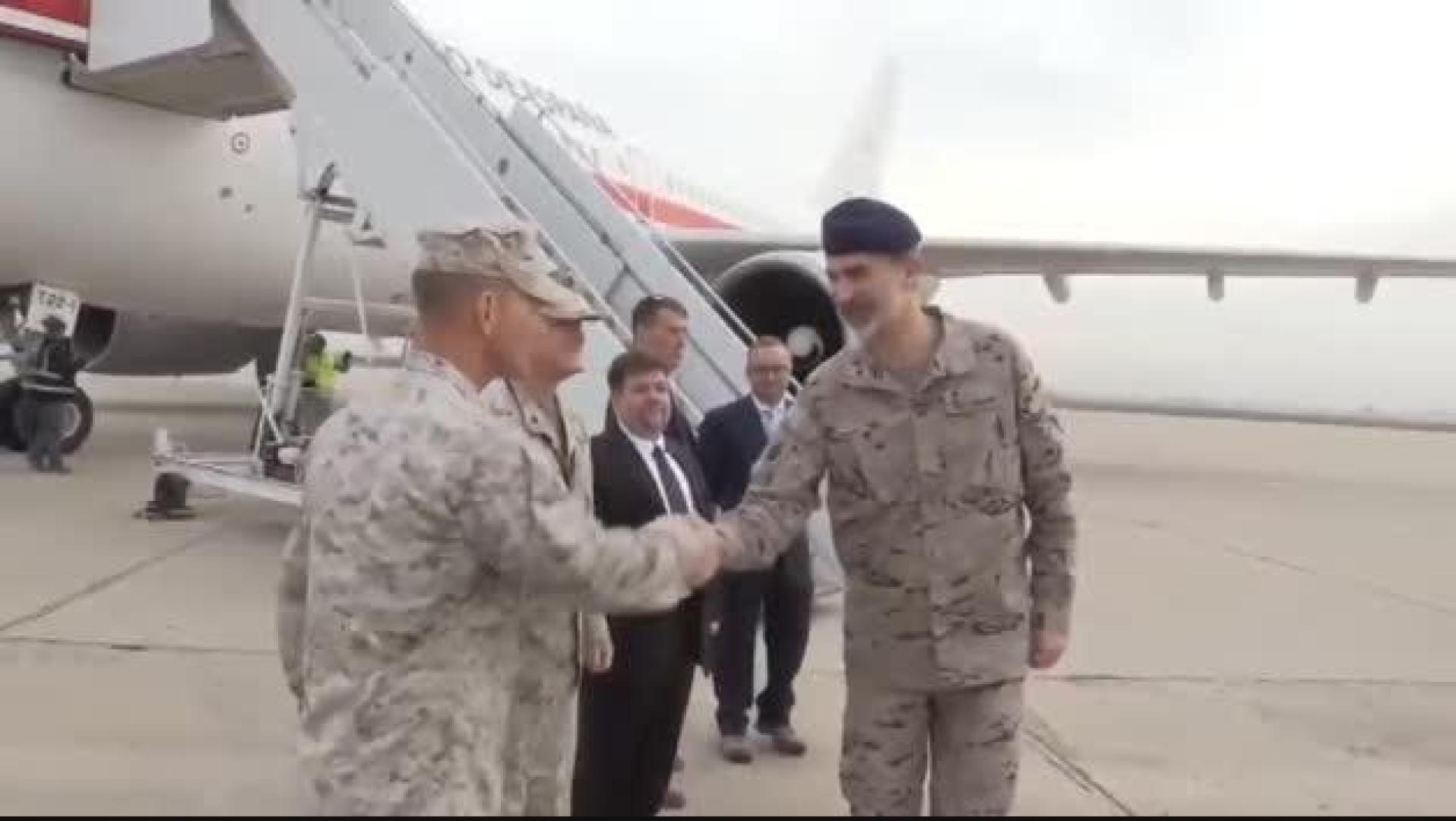 El rey visita por sorpresa a las tropas en Irak
