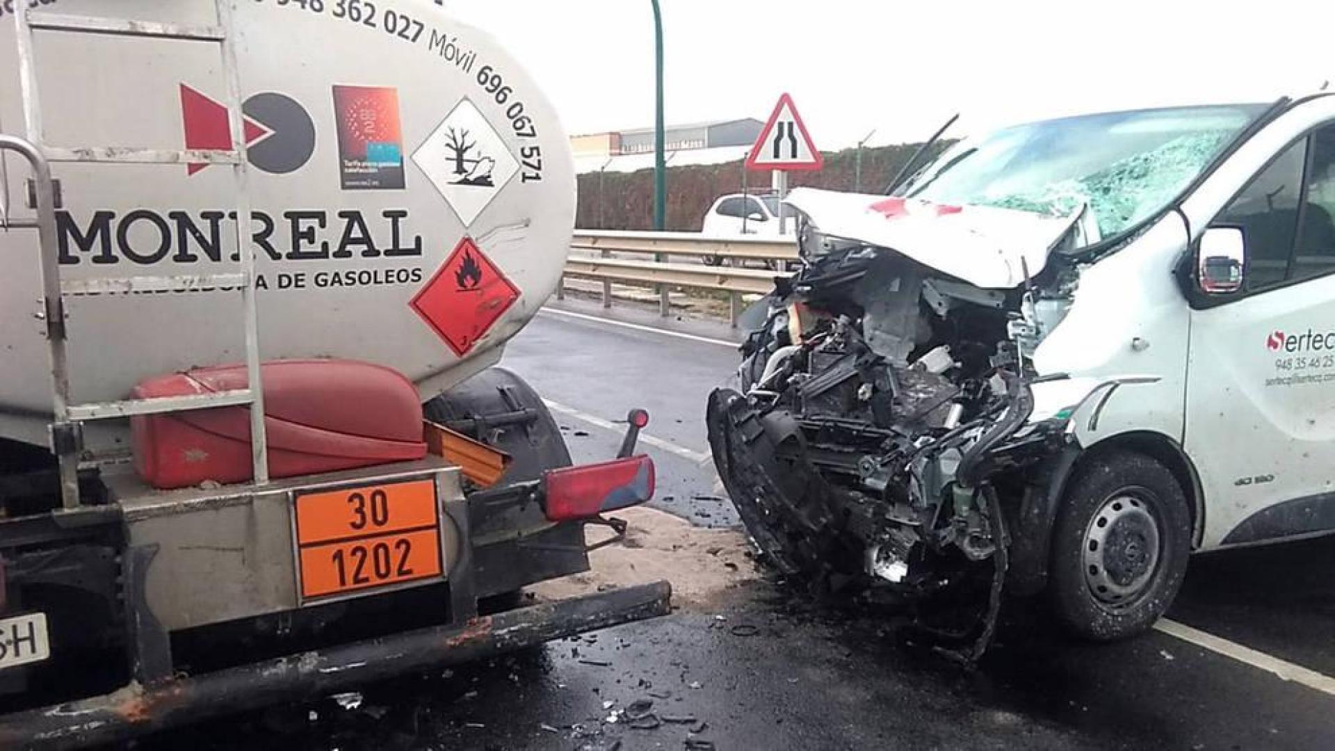 Estado en el que ha quedado la furgoneta tras chocar contra el camión cisterna en Landaben.