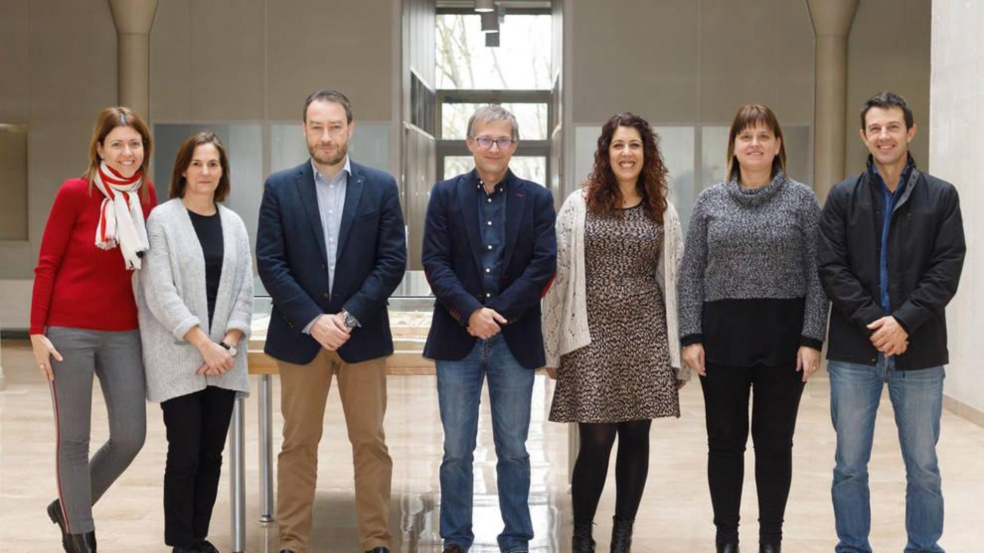 Miriam Zabalza, directora-gerente del Centro Hospitalario Padre Menni; Marisol Gómez, profesora de la UPNA; Ramón Gonzalo, vicerrector de Investigación de la UPNA; Francisco Fernández, director gerente de ADACEN y alumni distinguido UPNA 2017; Myriam Flores, directora técnica de la Fundación Koine Equalitas, Sonia Ibañez, directora de la Residencia Carmen Aldave (Aspace) y Julen Etxebeste, responsable de la Unidad de Innovación Social de Navarra.