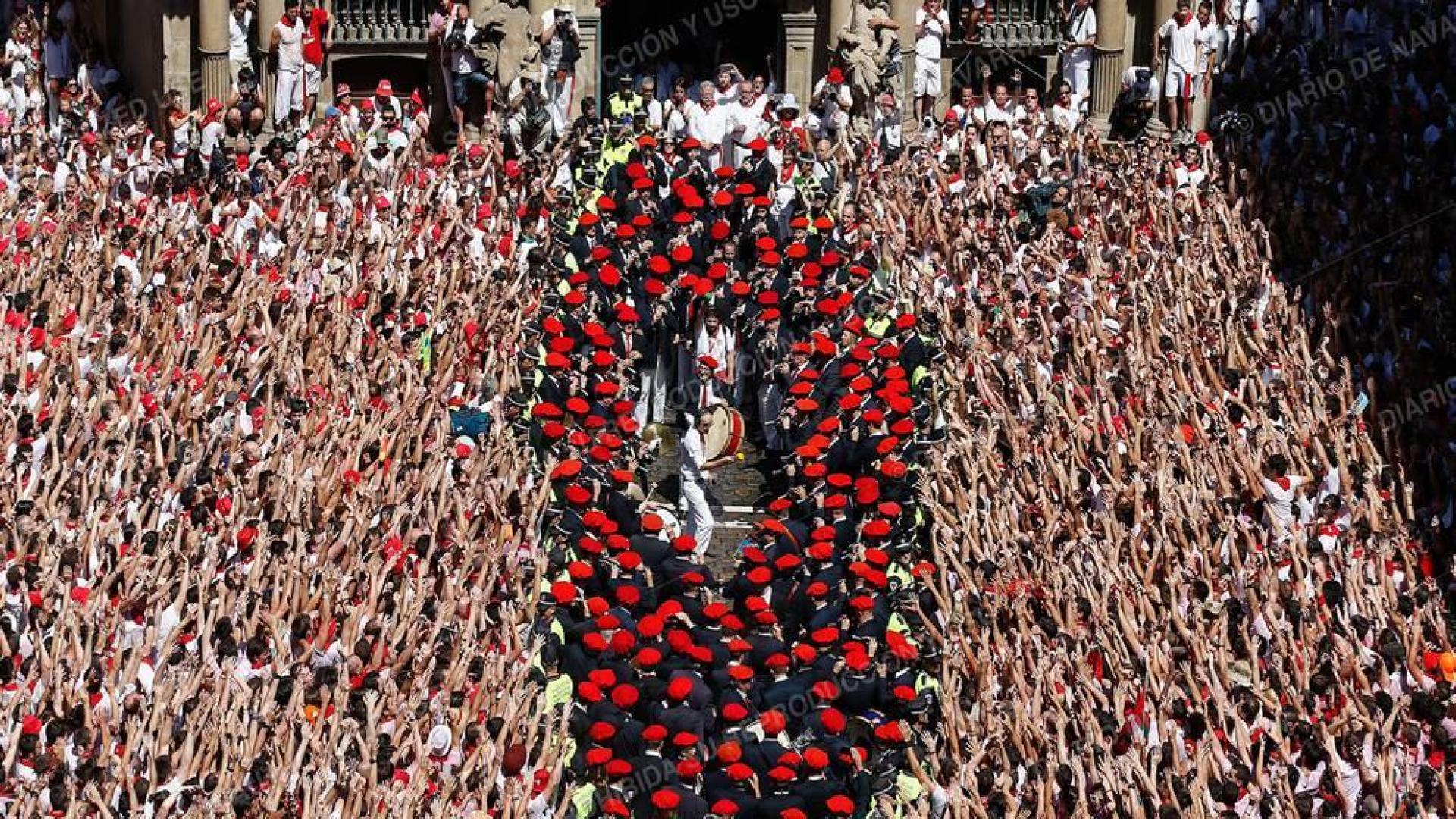 Si hay un momento en el que la fiesta se vive a flor de piel de verdad, ese es el chupinazo. El tradicional cohete, que se dispara cada 6 de julio desde el balcón del Ayuntamiento, se ha convertido, con el paso de los años, en todo un ritual de invocación a la fiesta. EDUARDO SANZ
