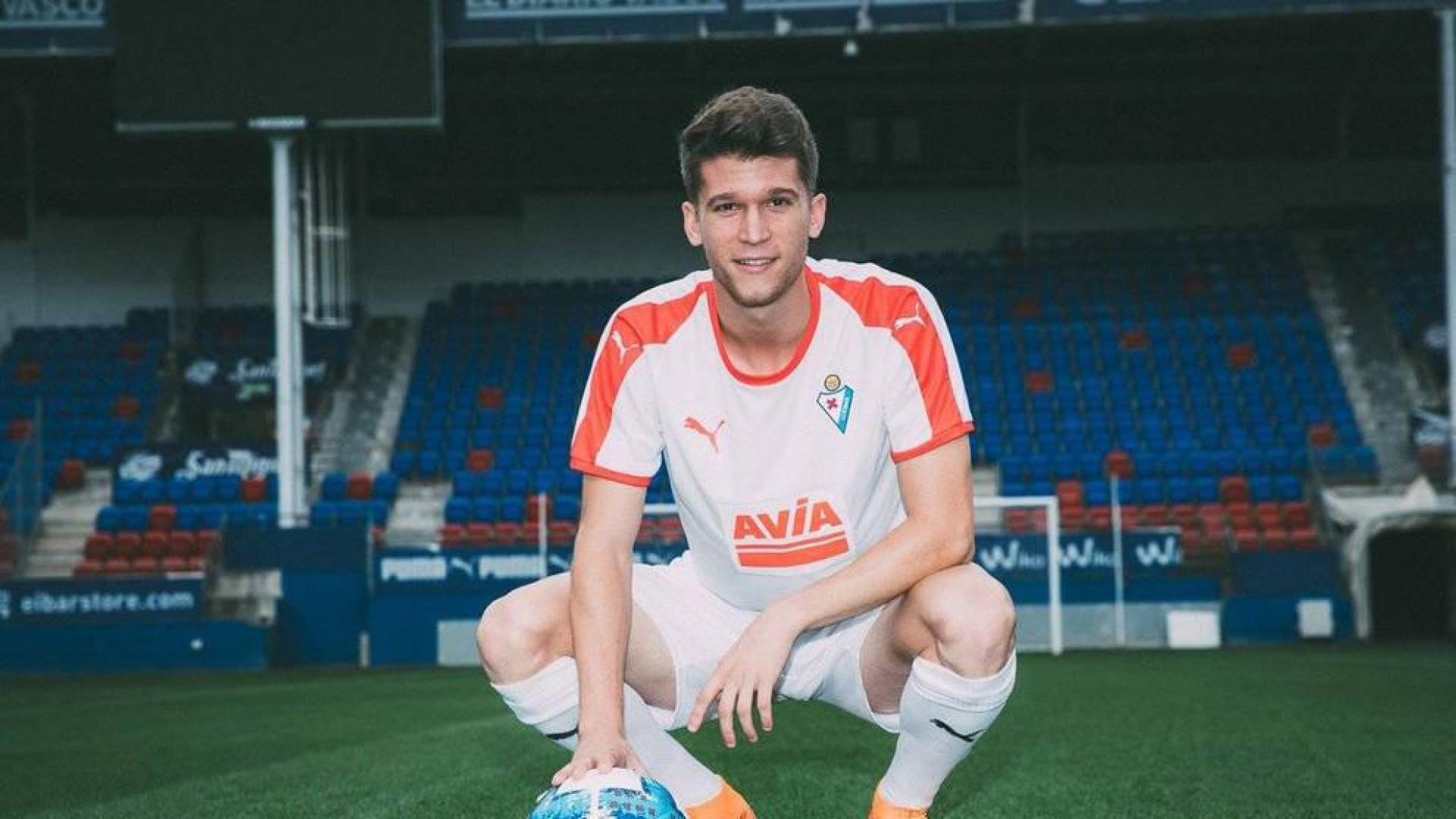 Marc Cardona, con la camiseta del Eibar en su presentación como armero.