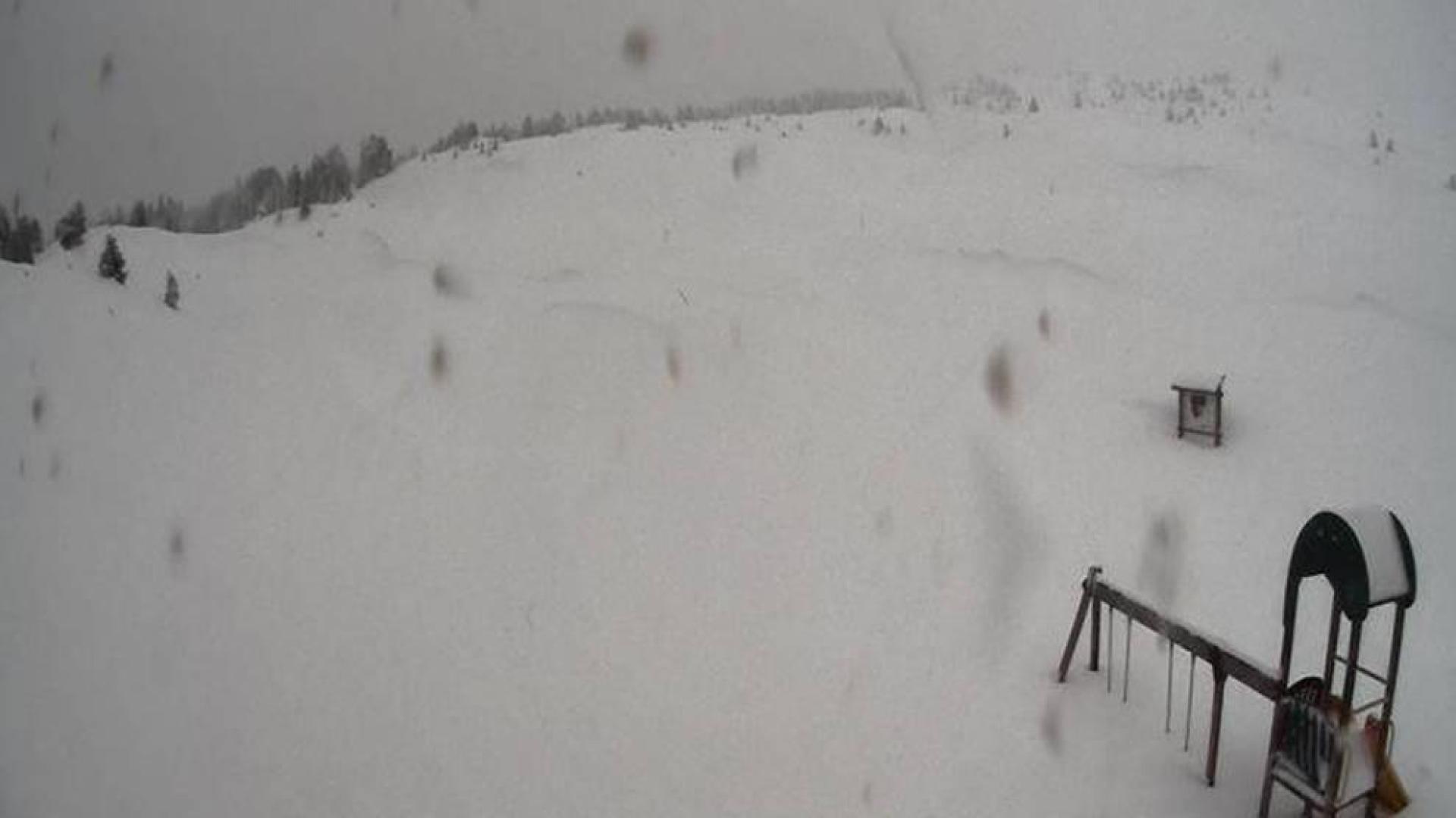 La nieve cierra el puerto de Belagua y la carretera de San Miguel de Aralar